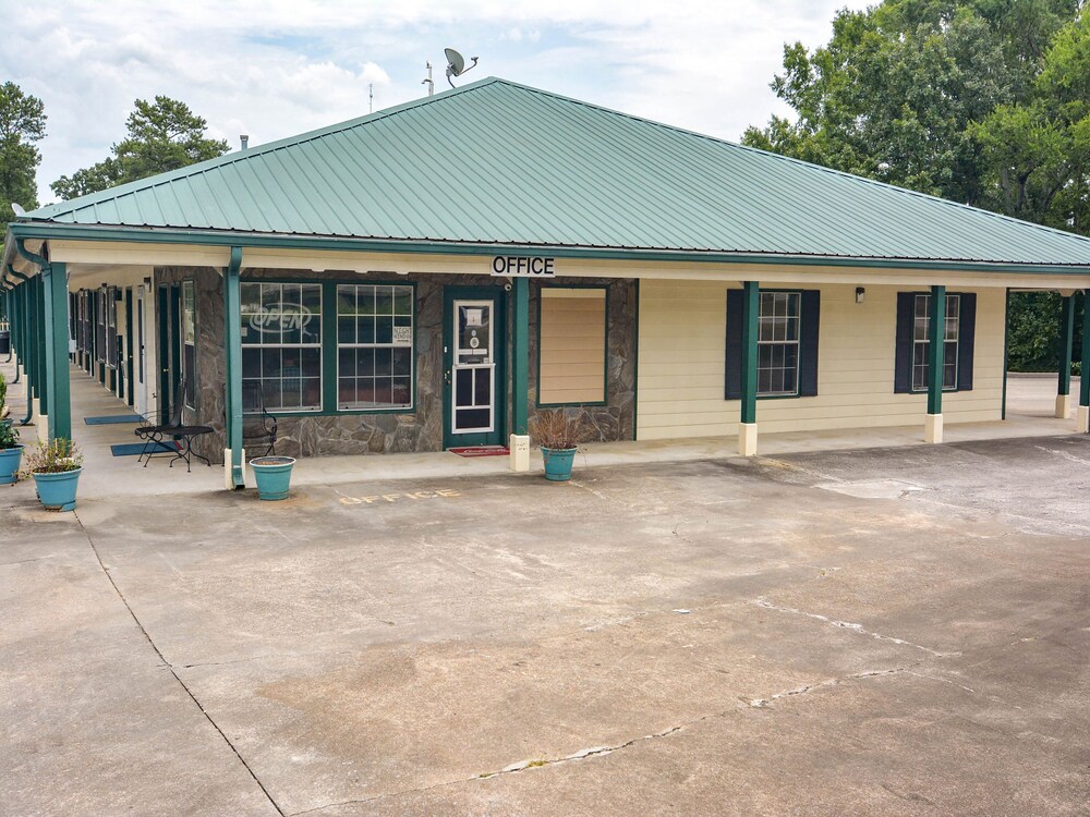 OYO Hotel Calhoun GA I-75 & US-41 Hwy