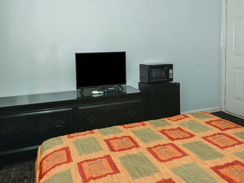 OYO Hotel Calhoun GA I-75 & US-41 Hwy