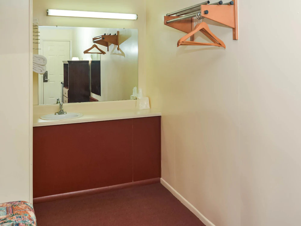 OYO Hotel Calhoun GA I-75 & US-41 Hwy