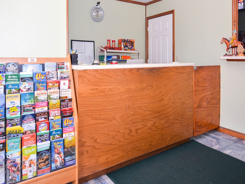 OYO Hotel Calhoun GA I-75 & US-41 Hwy