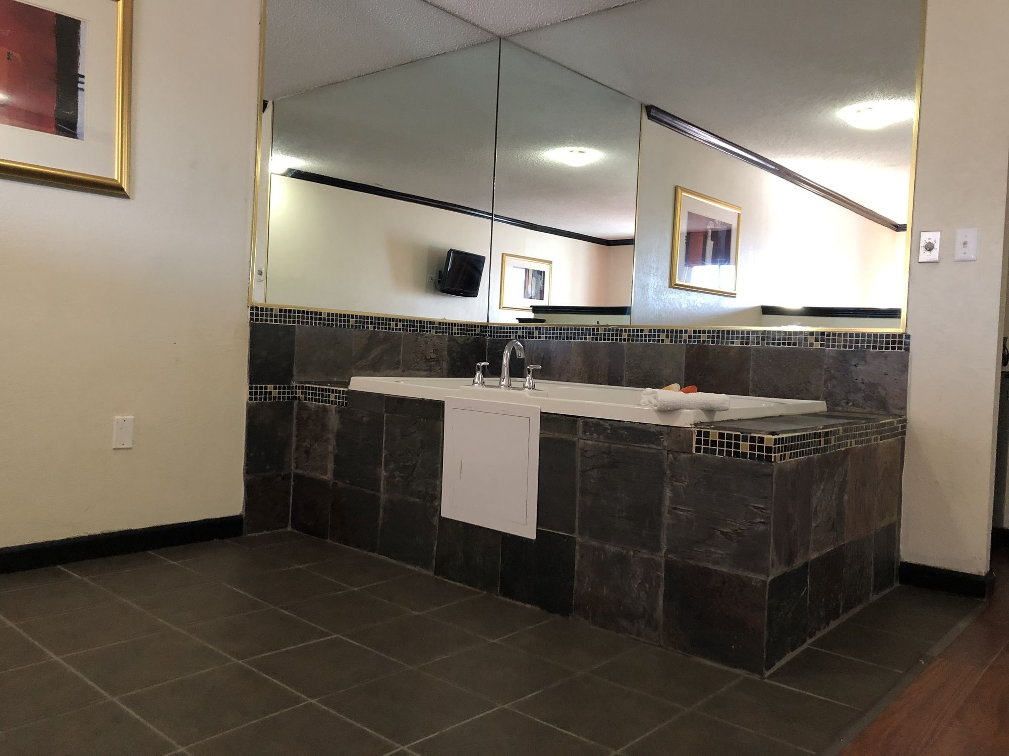 Rite4us Inn & Suites