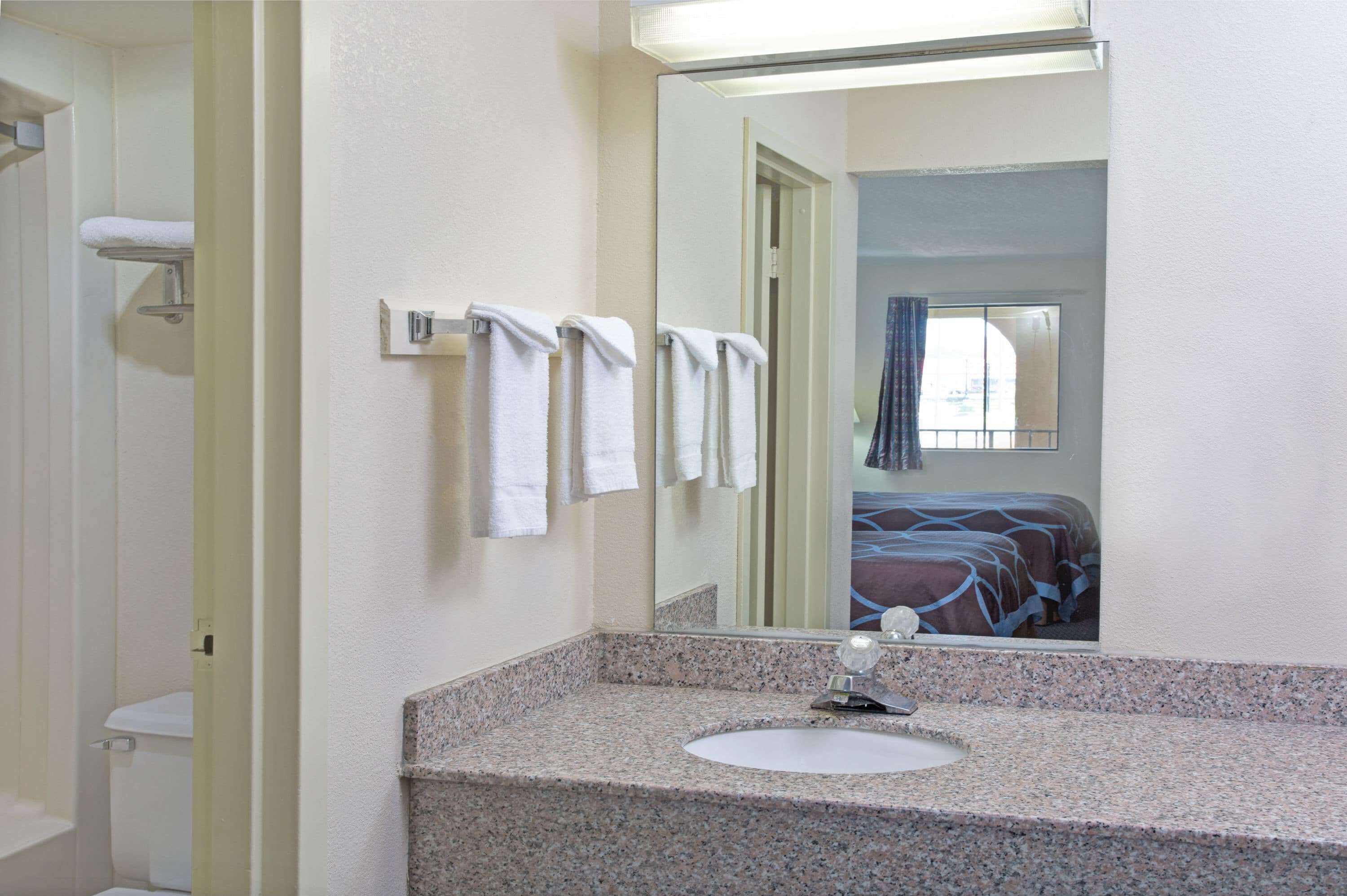 Super 8 by Wyndham Suwanee