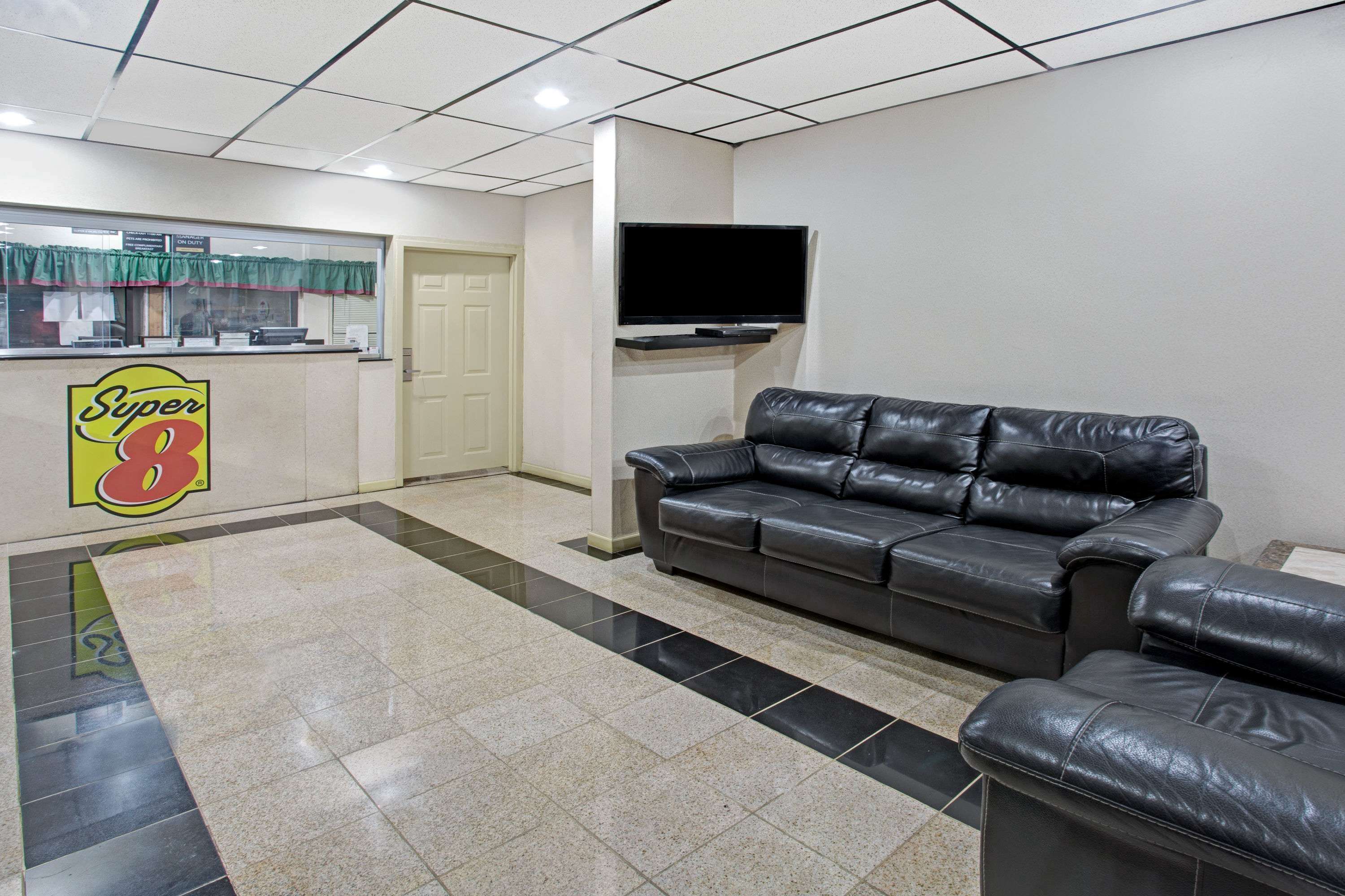 Super 8 by Wyndham Suwanee