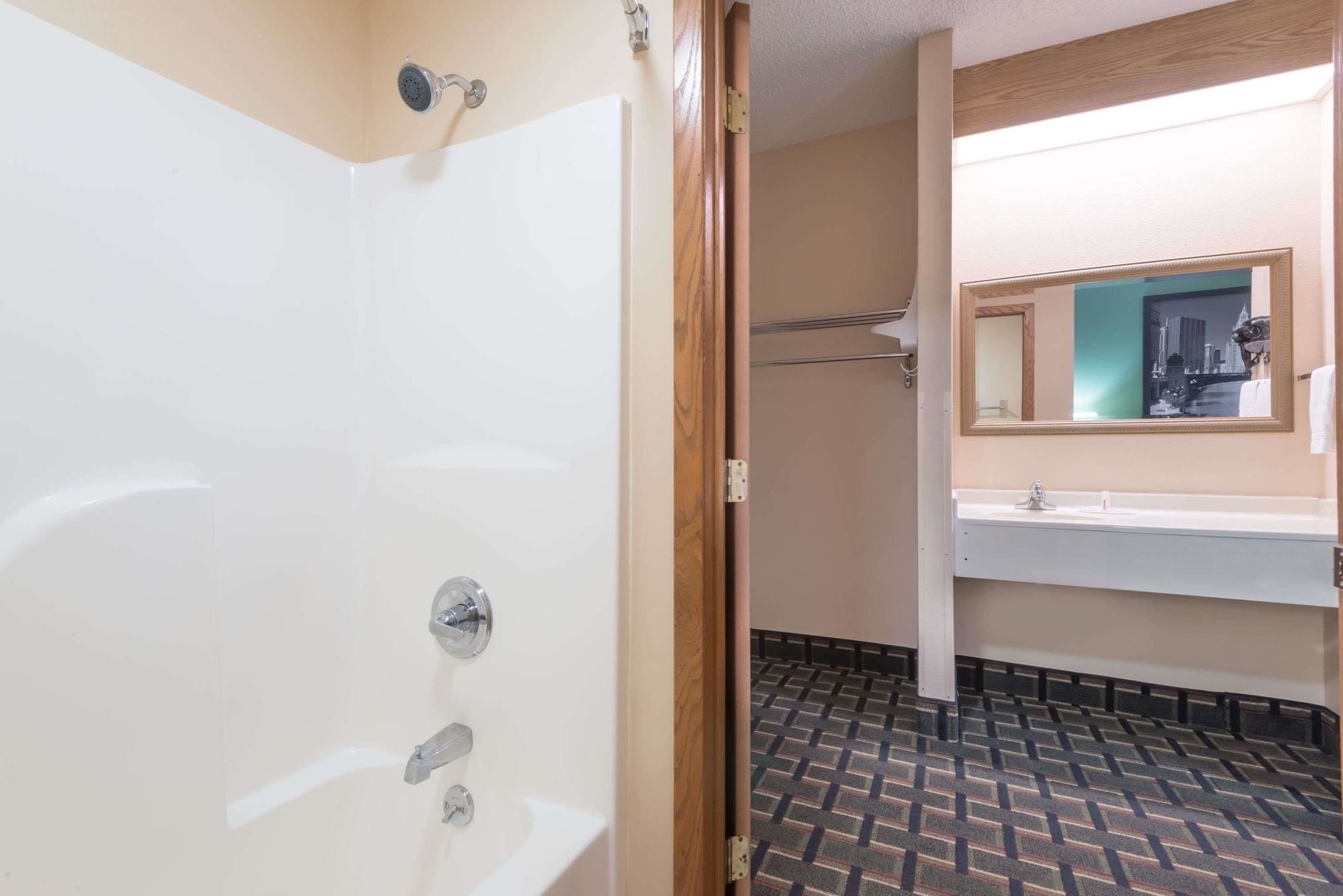 Super 8 by Wyndham Mt. Carmel IL