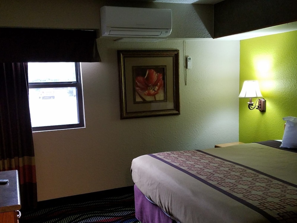 Apple Tree Inn and Suites
