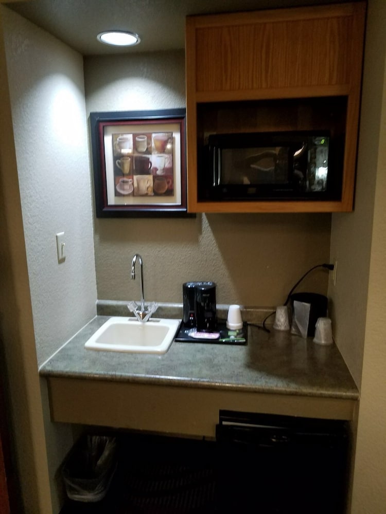 Apple Tree Inn and Suites