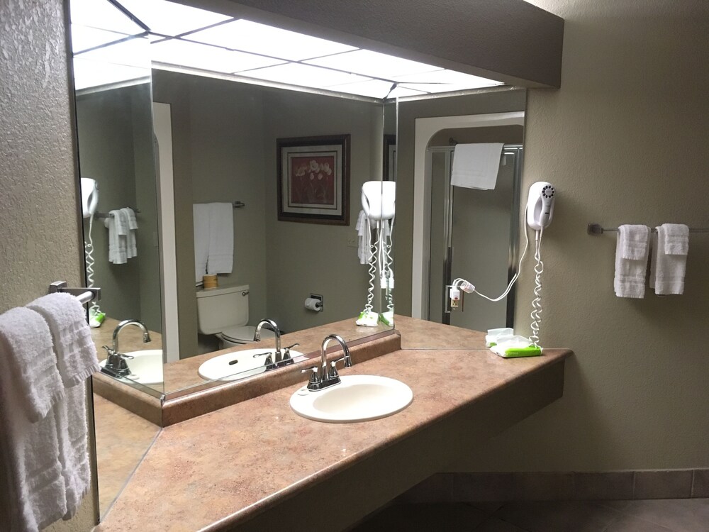 Apple Tree Inn and Suites