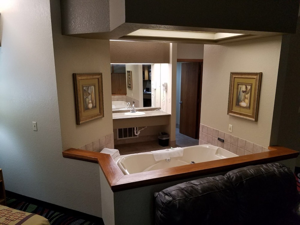 Apple Tree Inn and Suites