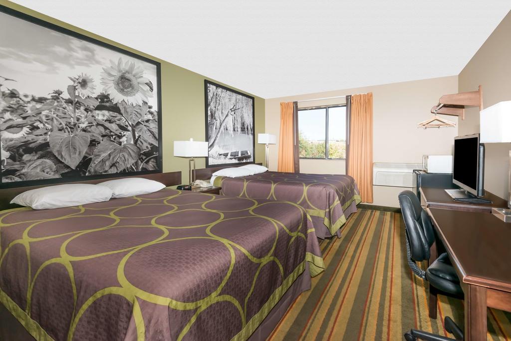 Super 8 by Wyndham Topeka/Wanamaker RD/I-70