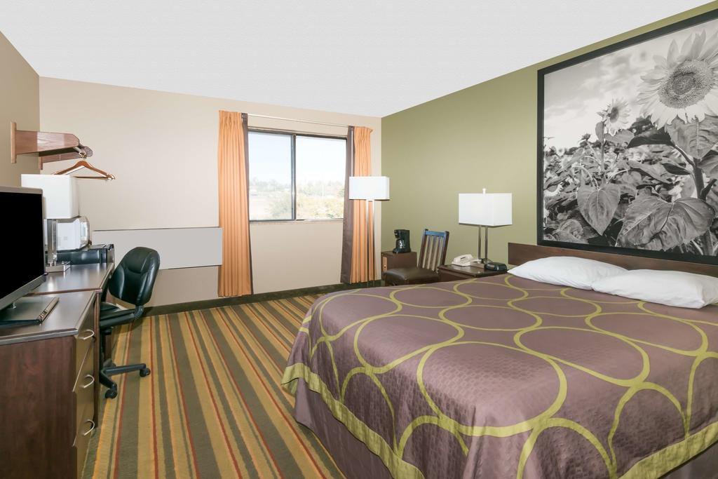 Super 8 by Wyndham Topeka/Wanamaker RD/I-70