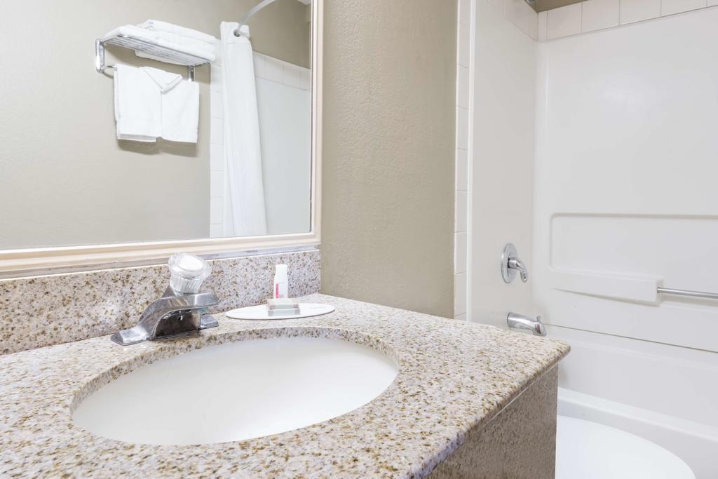 Super 8 by Wyndham Topeka/Wanamaker RD/I-70