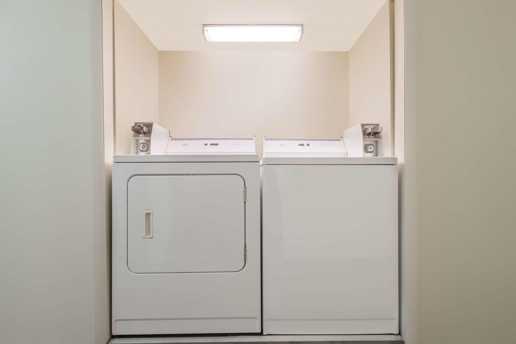 Super 8 by Wyndham Topeka/Wanamaker RD/I-70