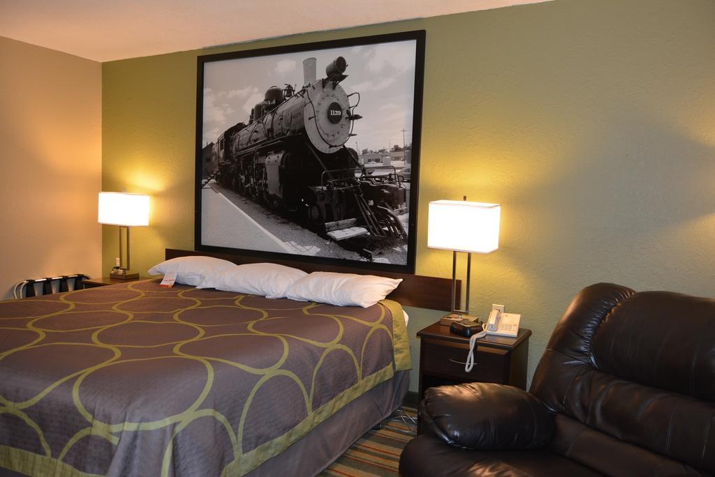 Super 8 by Wyndham Topeka/Wanamaker RD/I-70