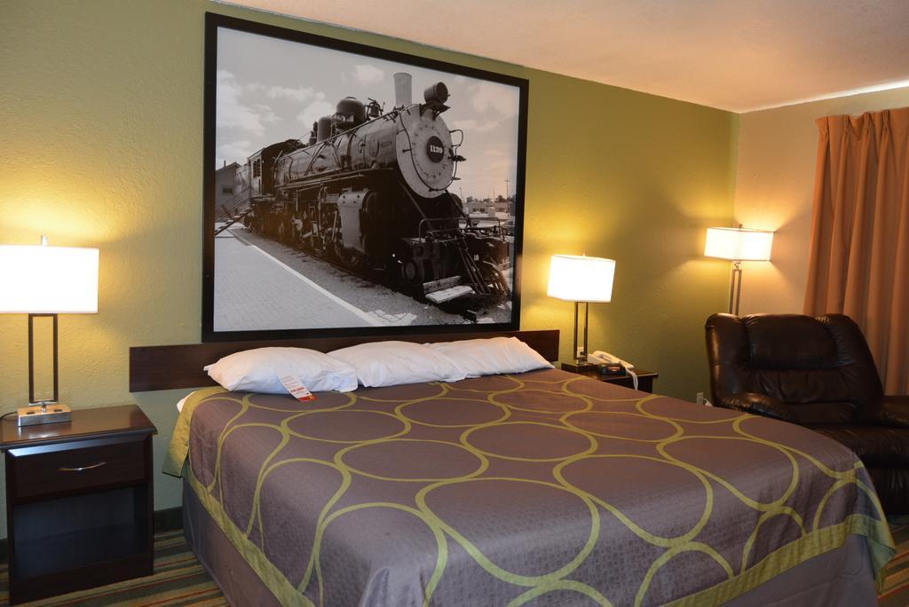 Super 8 by Wyndham Topeka/Wanamaker RD/I-70