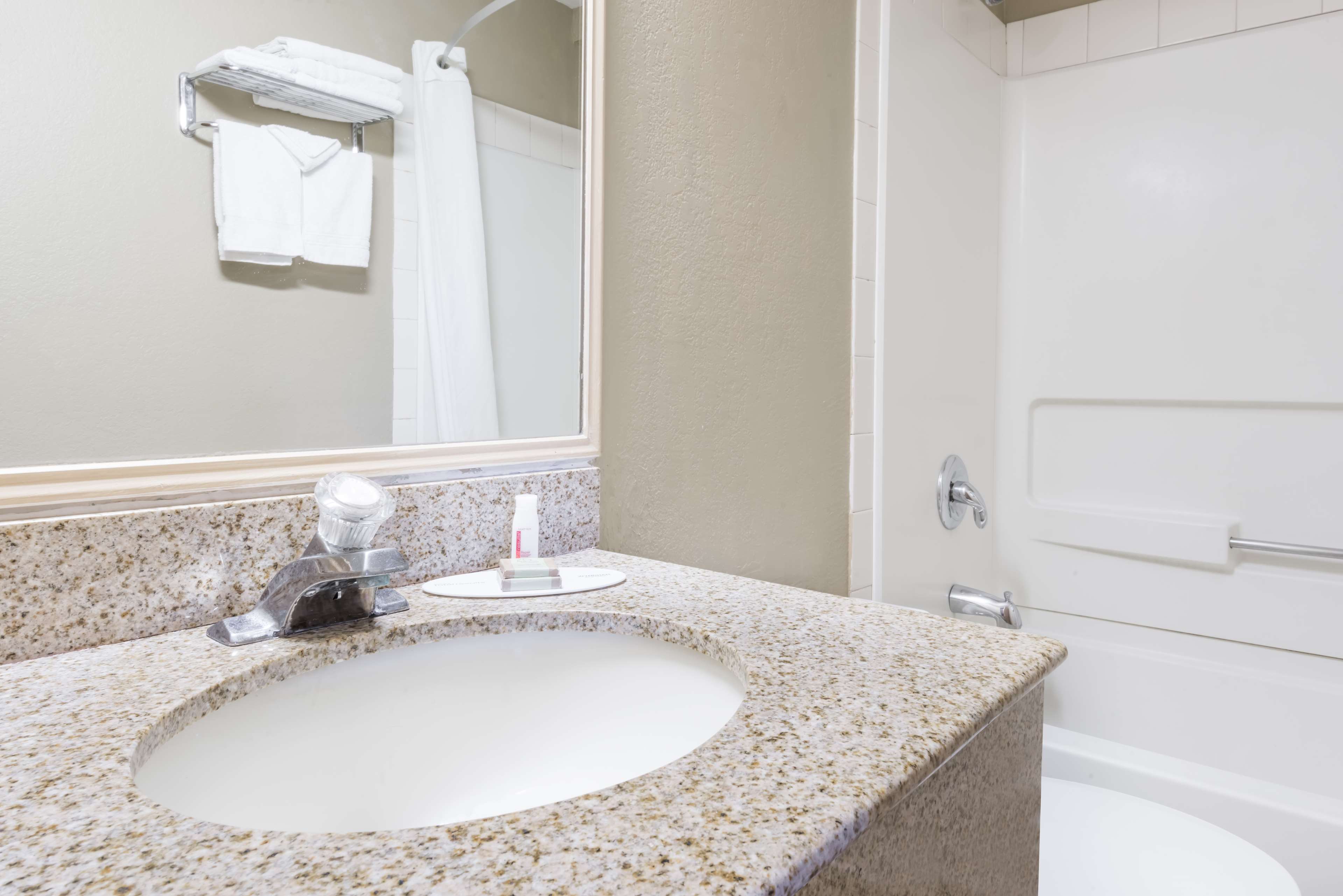 Super 8 by Wyndham Topeka/Wanamaker RD/I-70