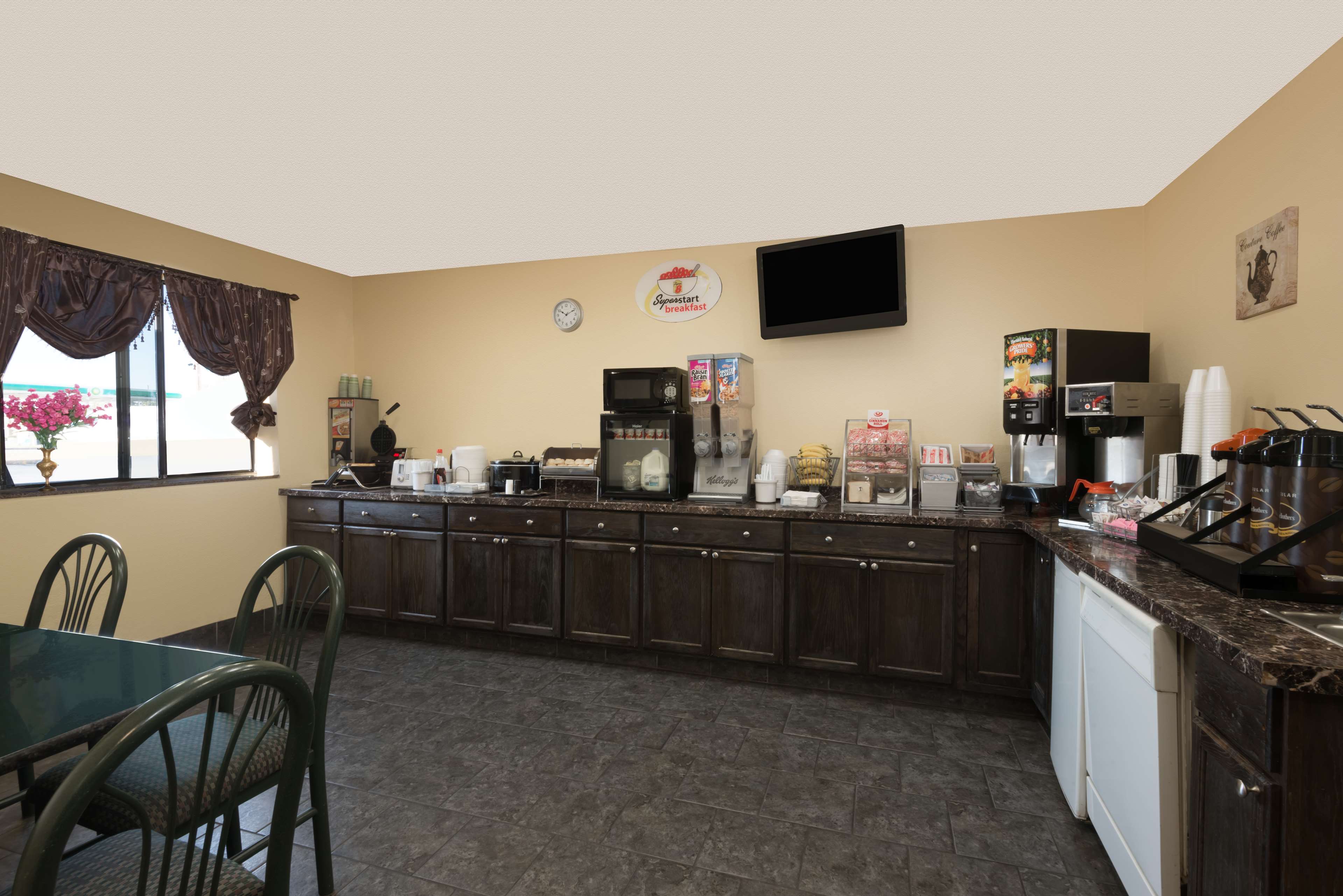 Super 8 by Wyndham Topeka/Wanamaker RD/I-70