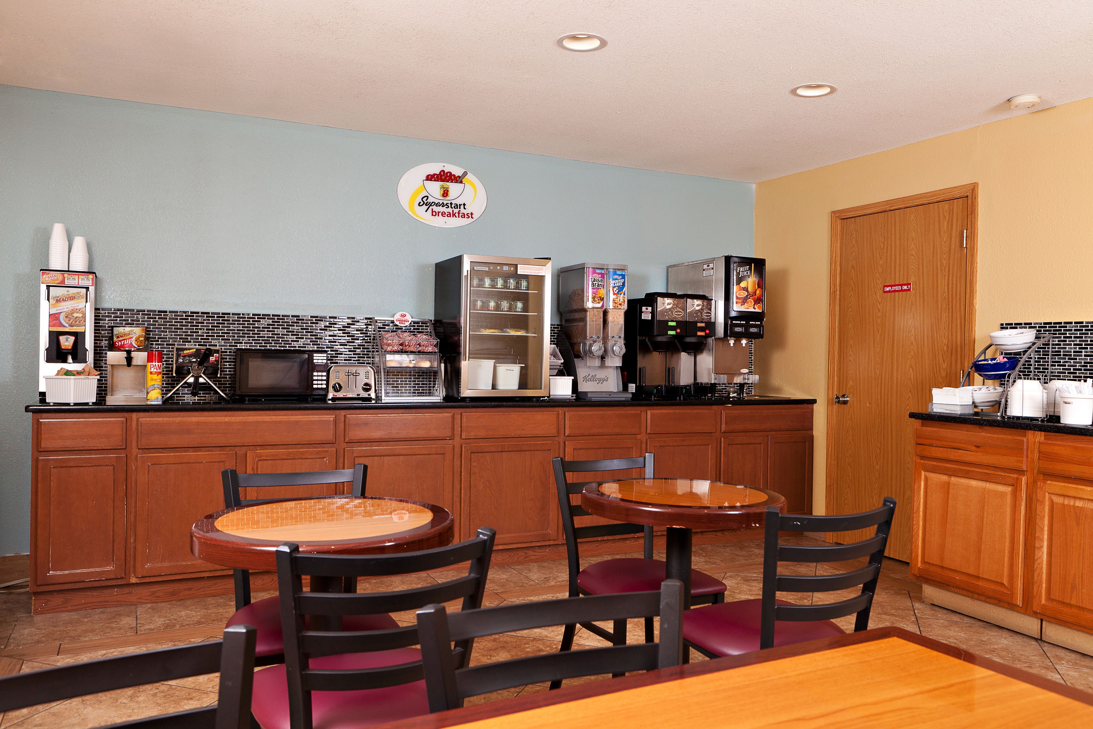 Super 8 by Wyndham Wichita Airport