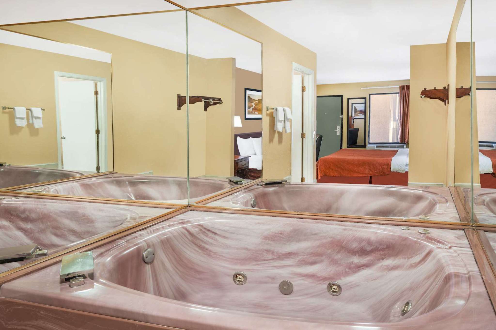 Howard Johnson by Wyndham Chattanooga Lookout Mountain