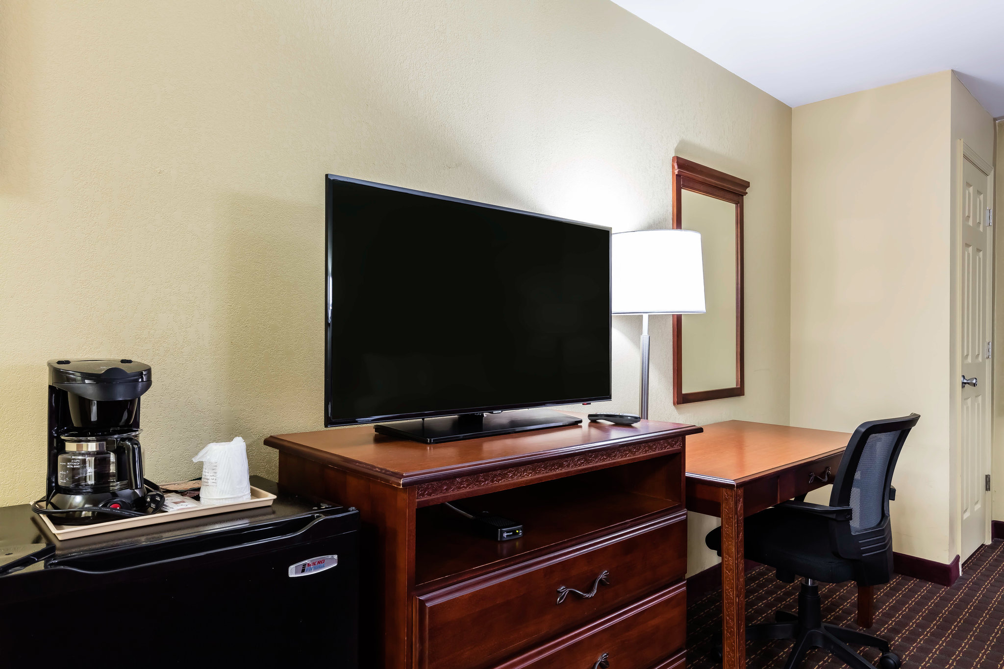 Econo Lodge Inn And Suites