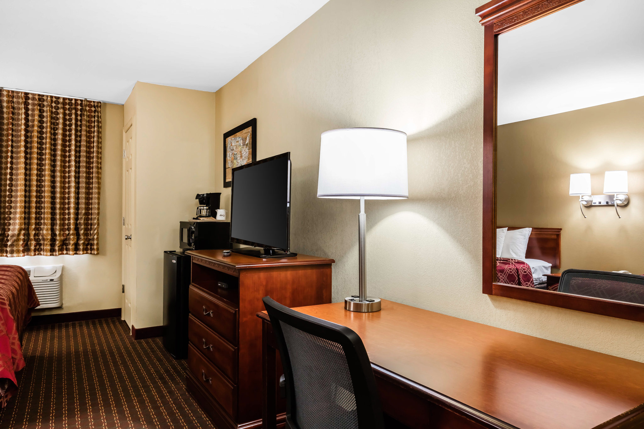 Econo Lodge Inn And Suites