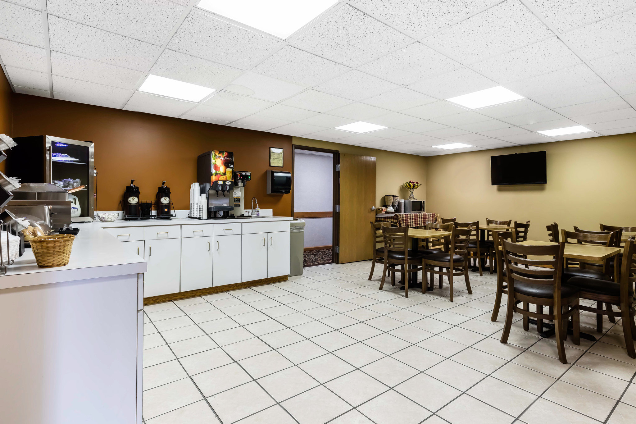Econo Lodge Inn And Suites