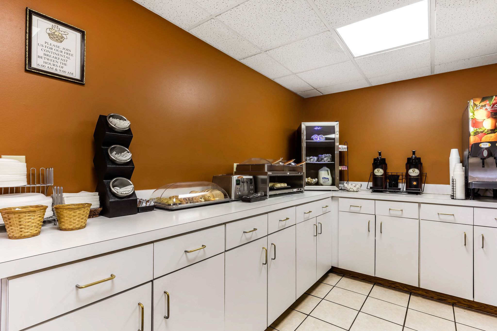 Econo Lodge Inn And Suites