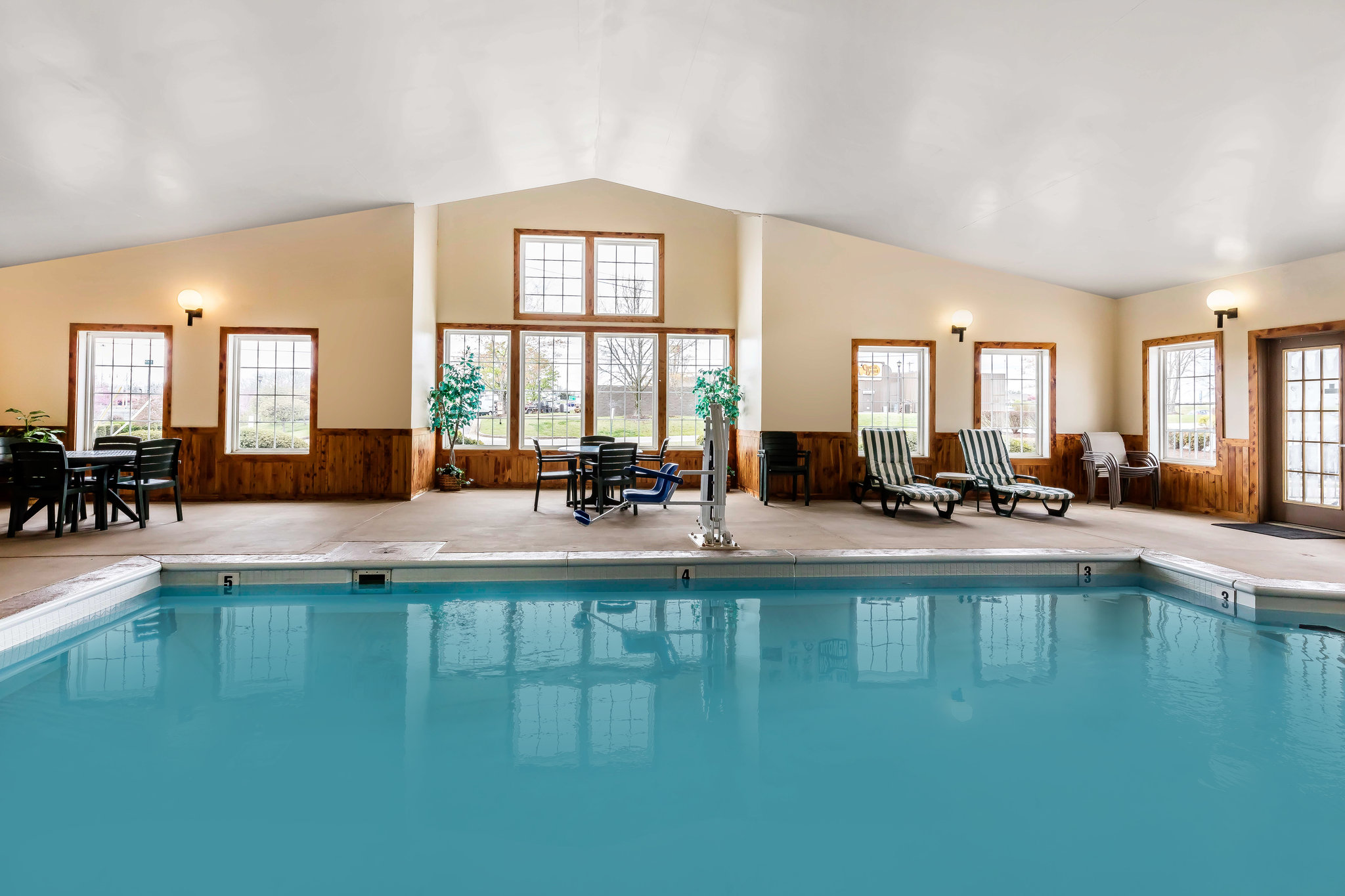 Econo Lodge Inn And Suites