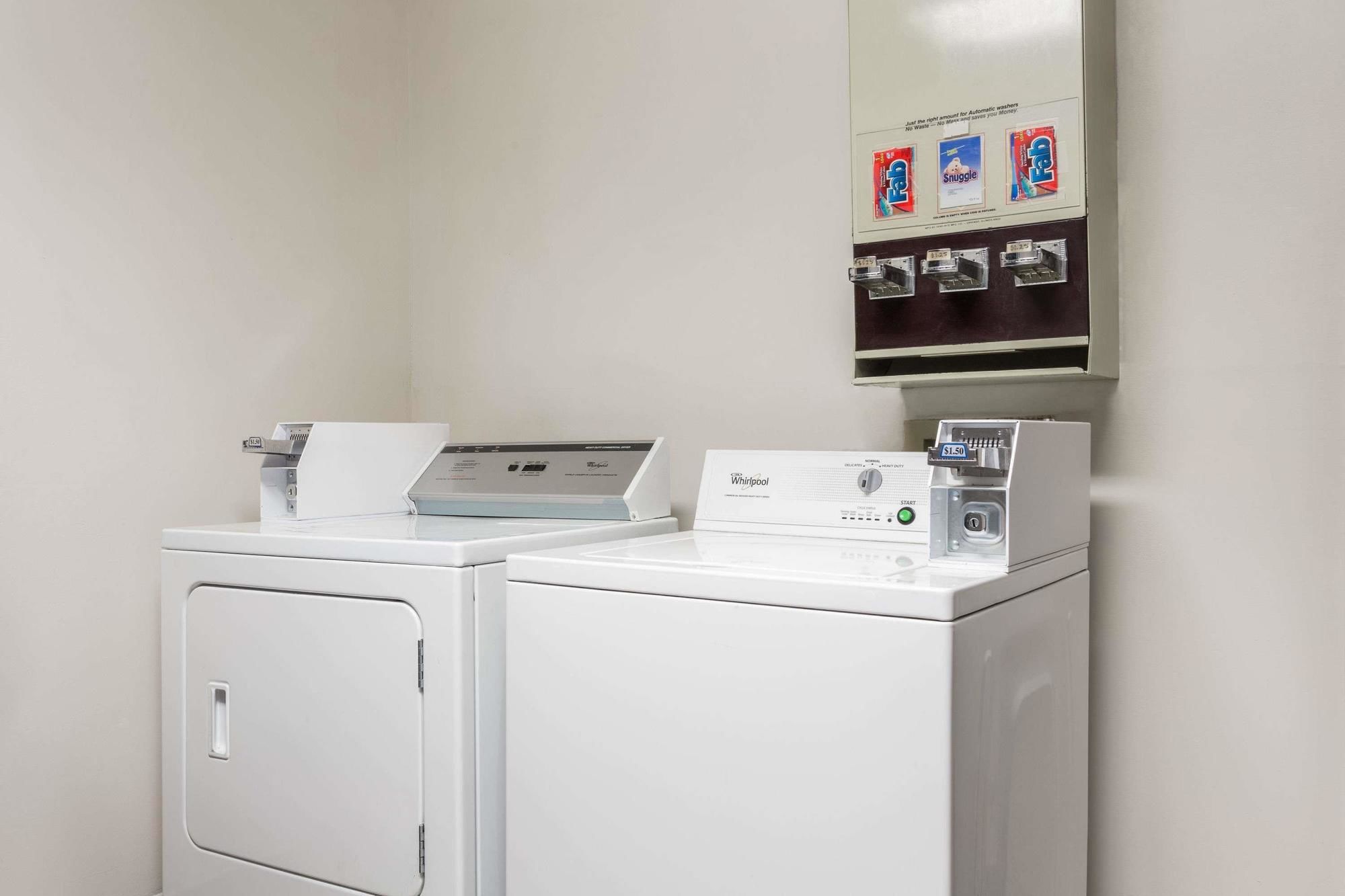 Super 8 by Wyndham Dickson