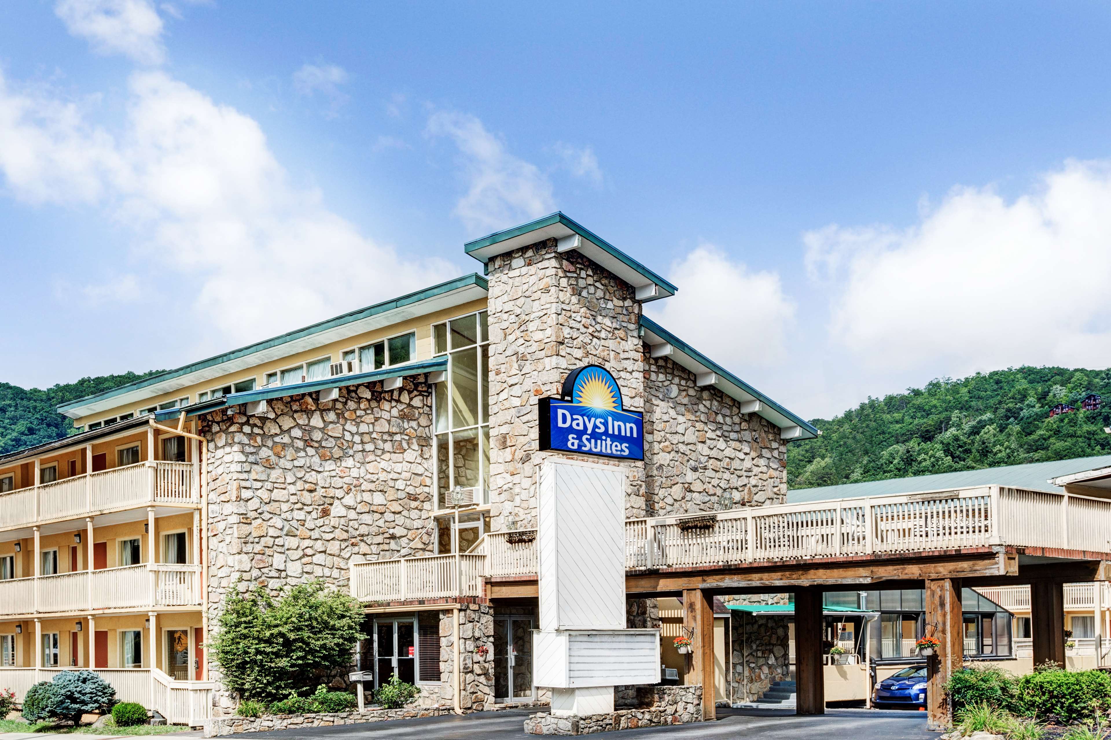 Days Inn & Suites by Wyndham Downtown Gatlinburg Parkway