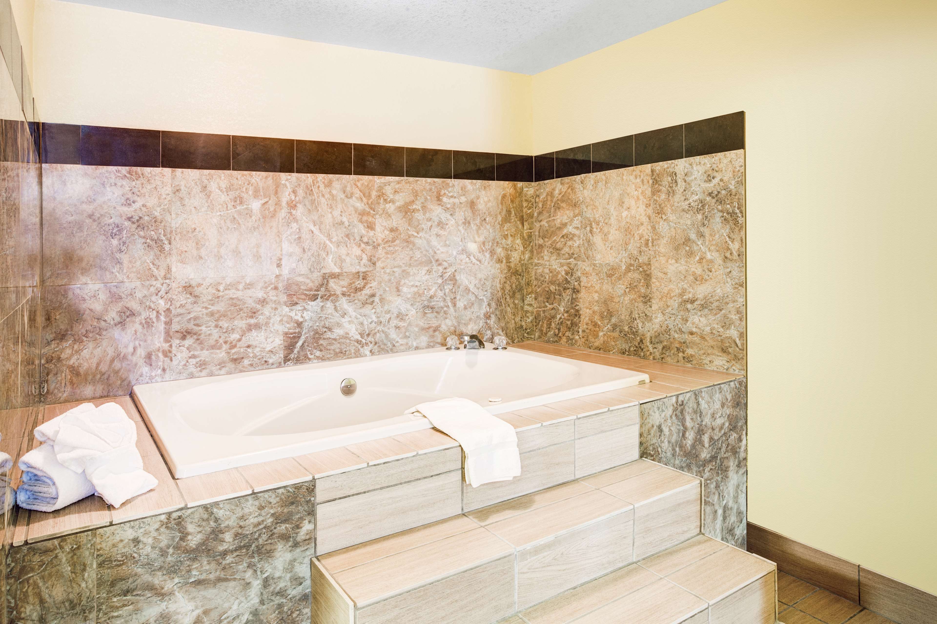 Days Inn & Suites by Wyndham Downtown Gatlinburg Parkway