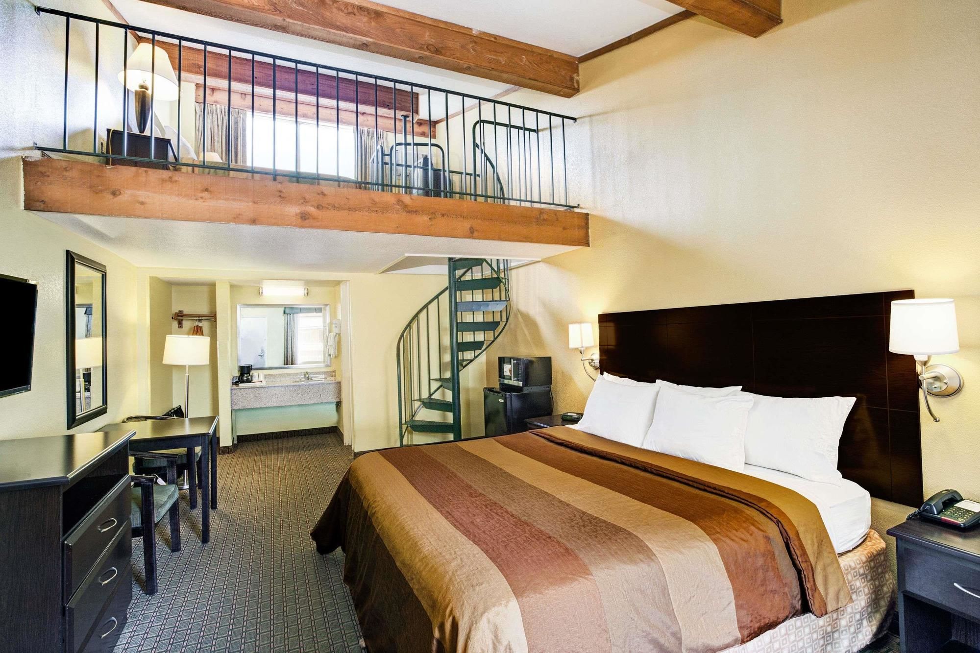 Days Inn & Suites by Wyndham Downtown Gatlinburg Parkway
