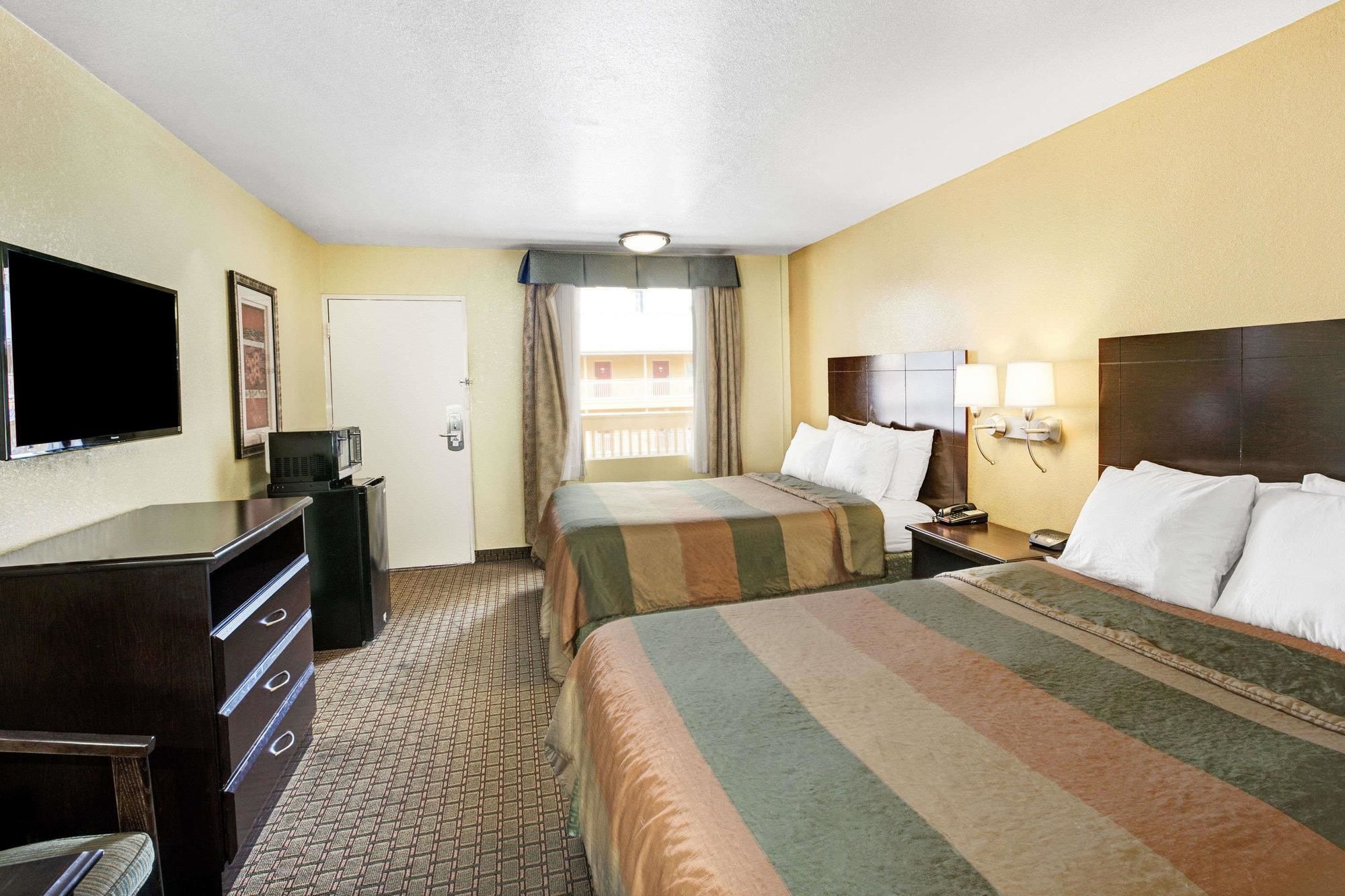 Days Inn & Suites by Wyndham Downtown Gatlinburg Parkway