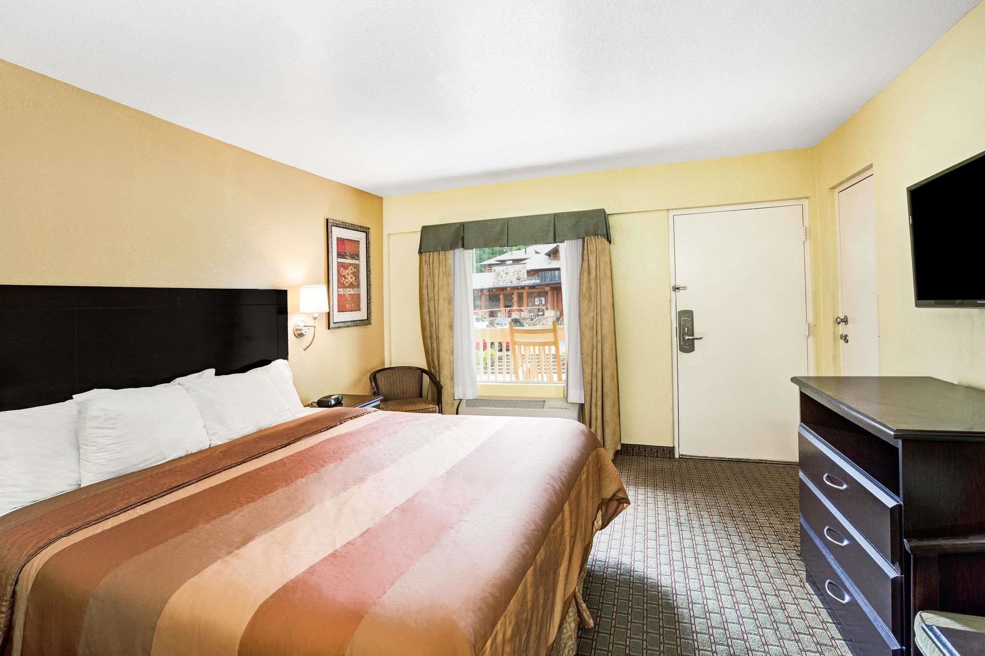 Days Inn & Suites by Wyndham Downtown Gatlinburg Parkway