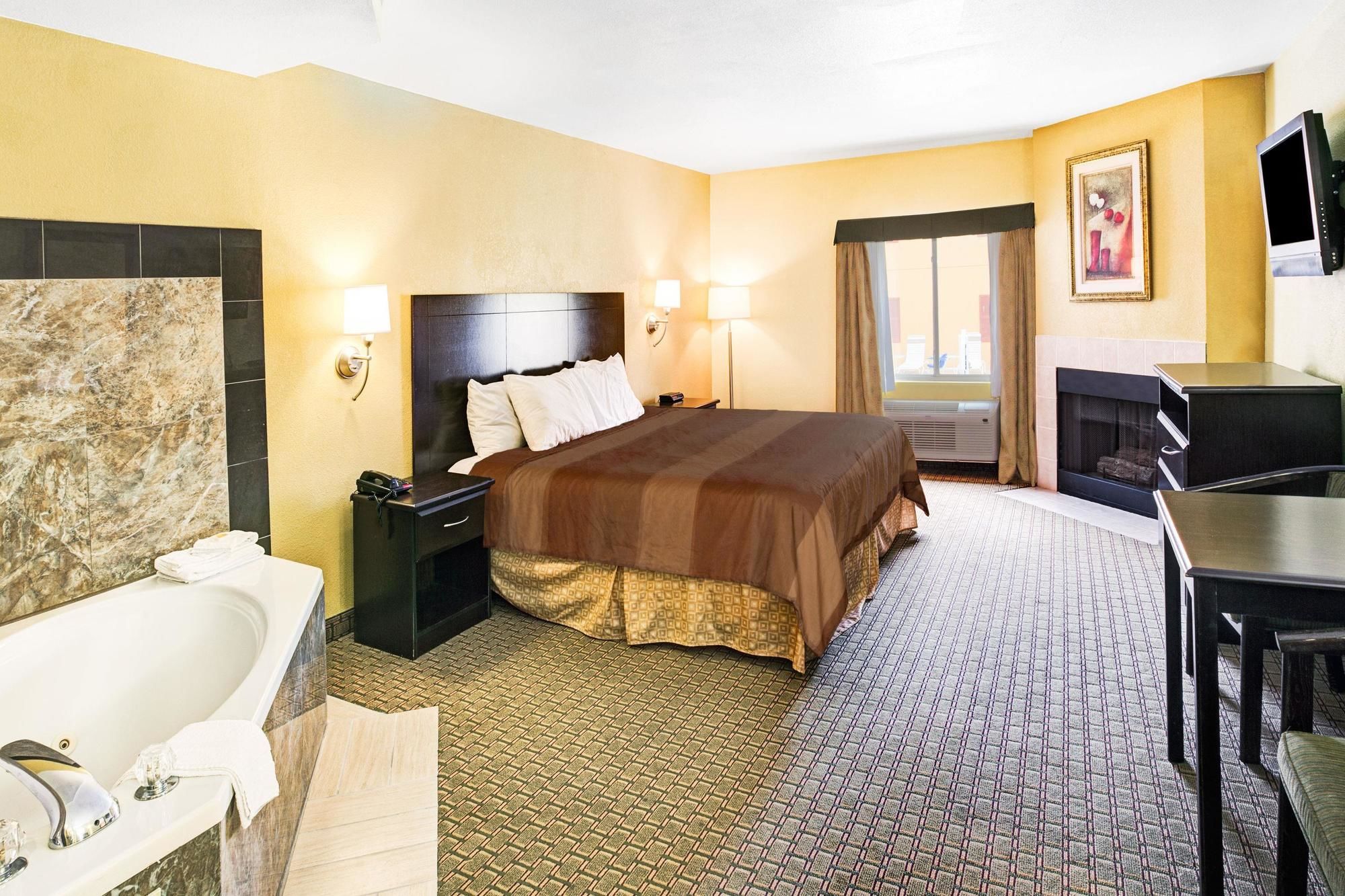 Days Inn & Suites by Wyndham Downtown Gatlinburg Parkway