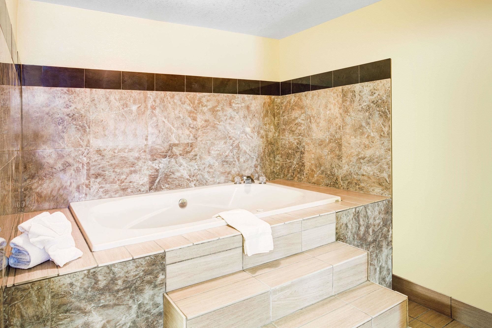 Days Inn & Suites by Wyndham Downtown Gatlinburg Parkway