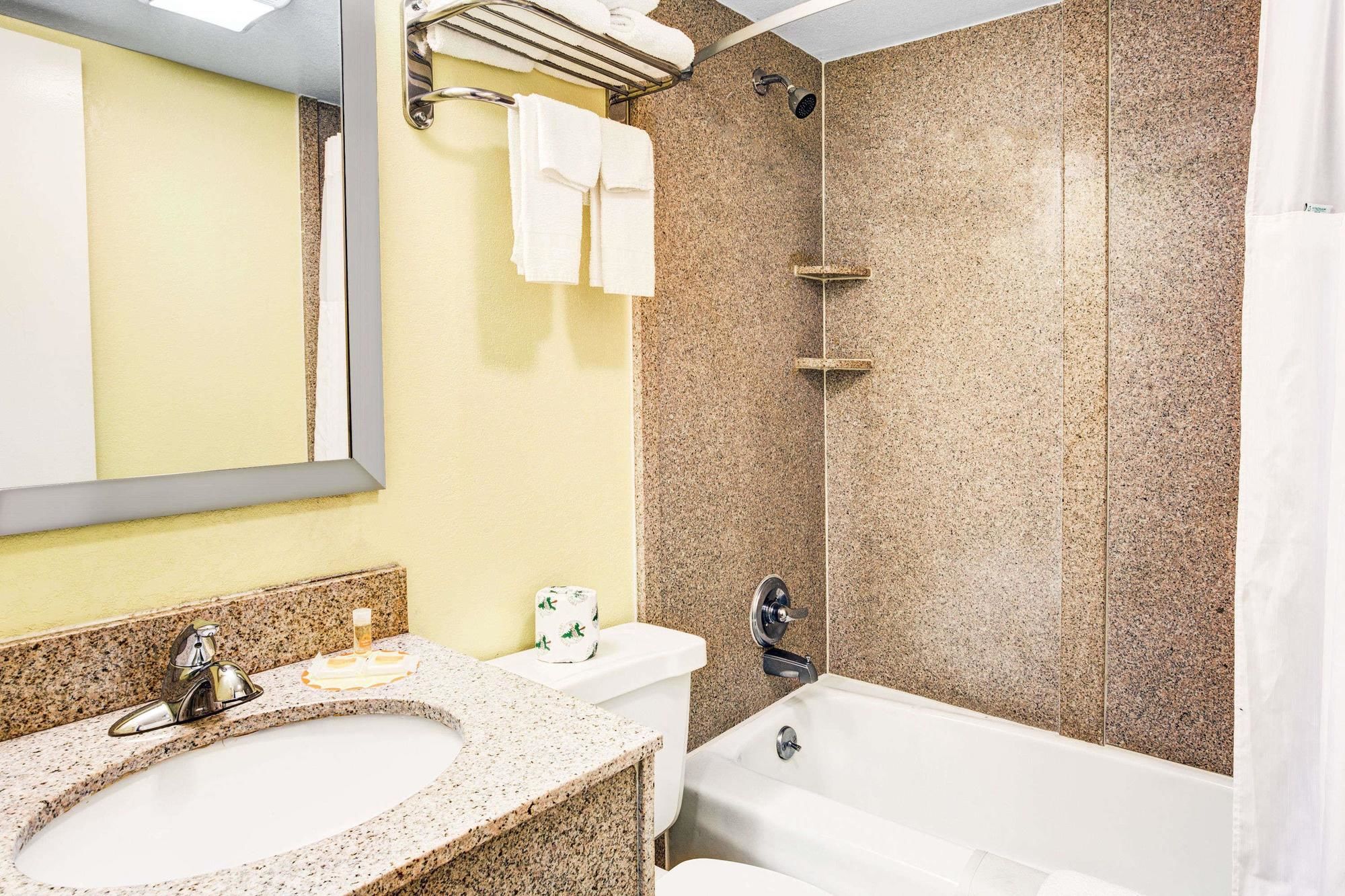 Days Inn & Suites by Wyndham Downtown Gatlinburg Parkway