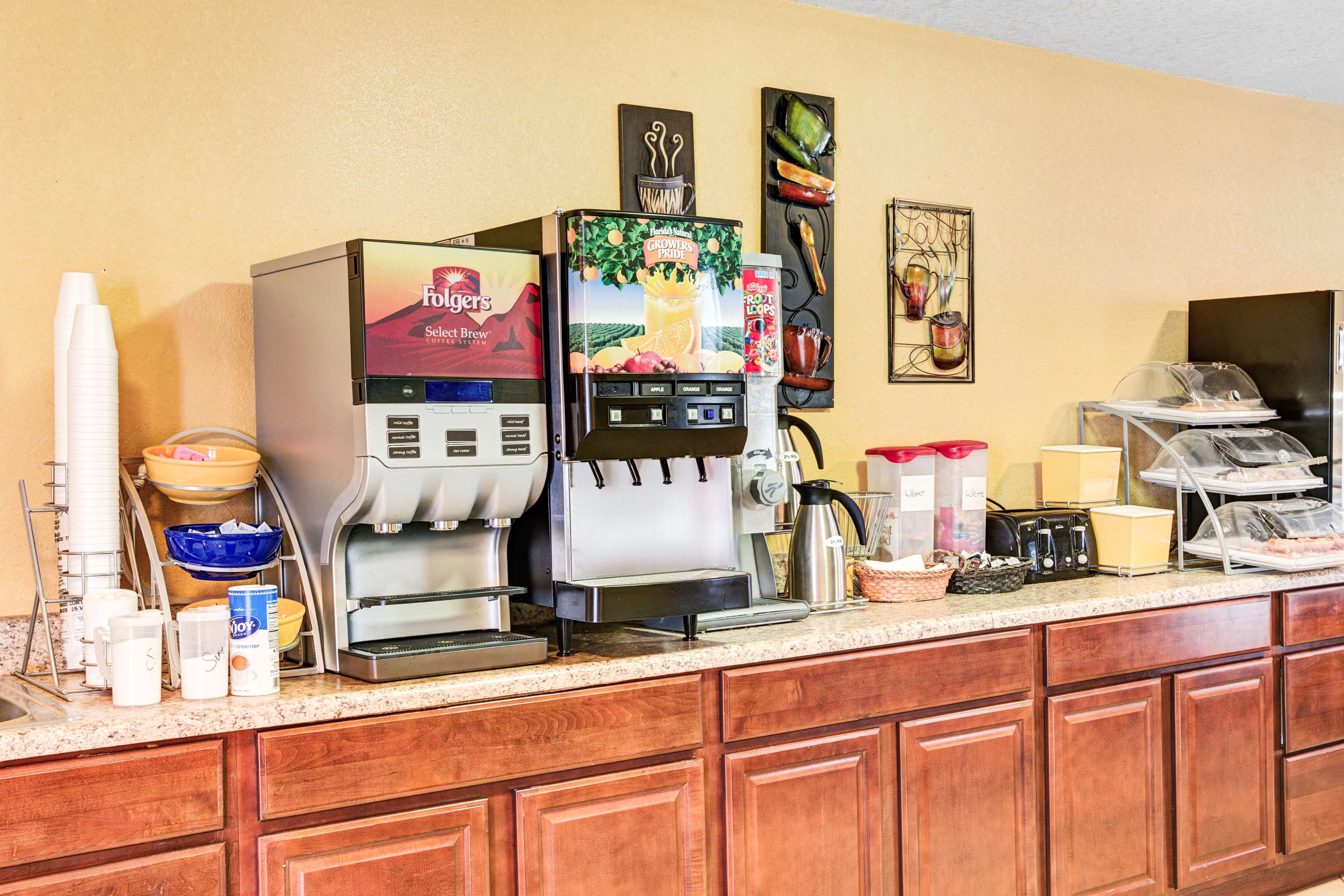 Days Inn & Suites by Wyndham Downtown Gatlinburg Parkway