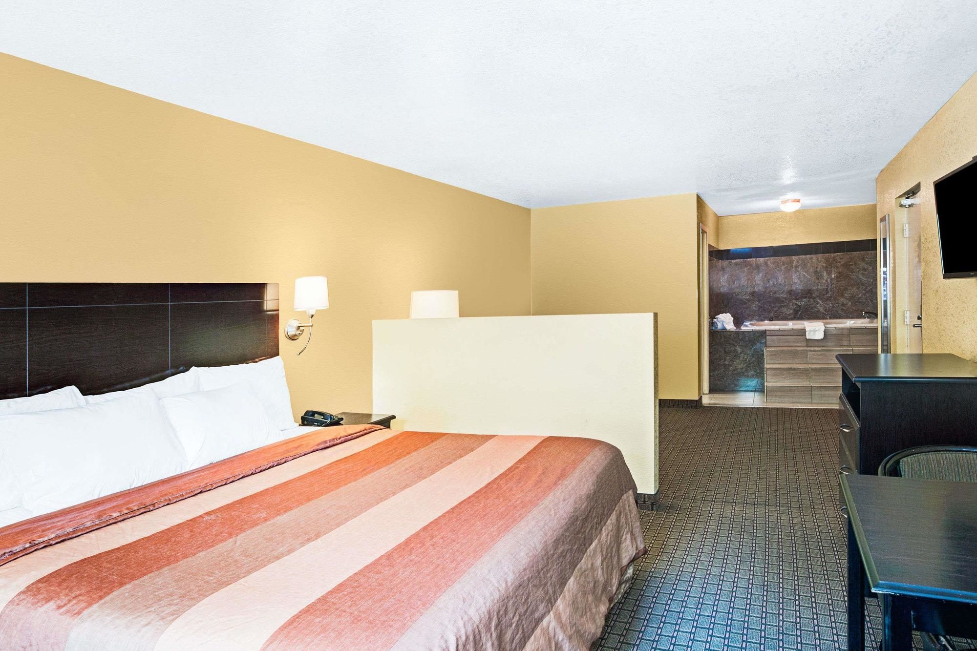 Days Inn & Suites by Wyndham Downtown Gatlinburg Parkway