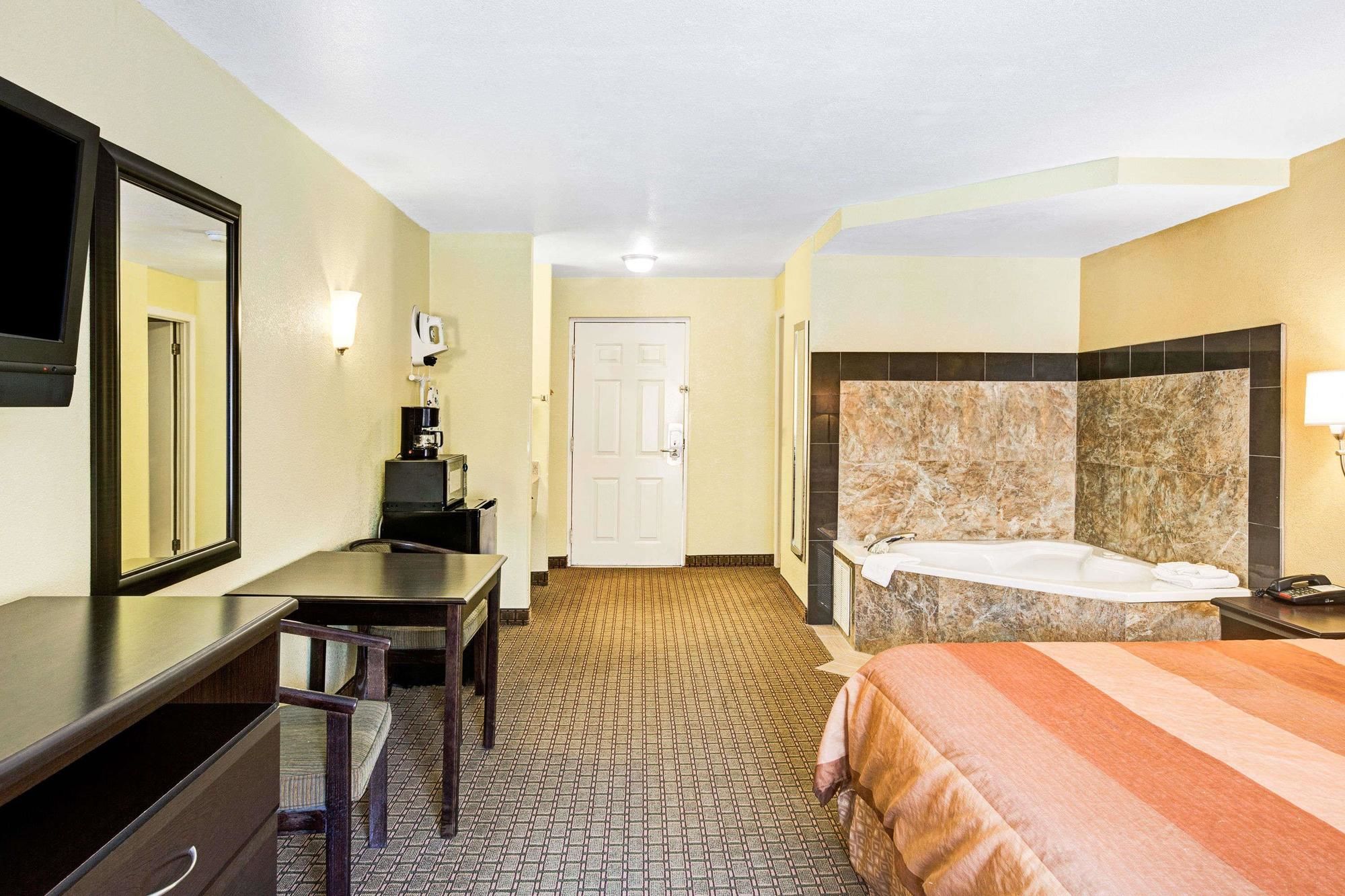 Days Inn & Suites by Wyndham Downtown Gatlinburg Parkway