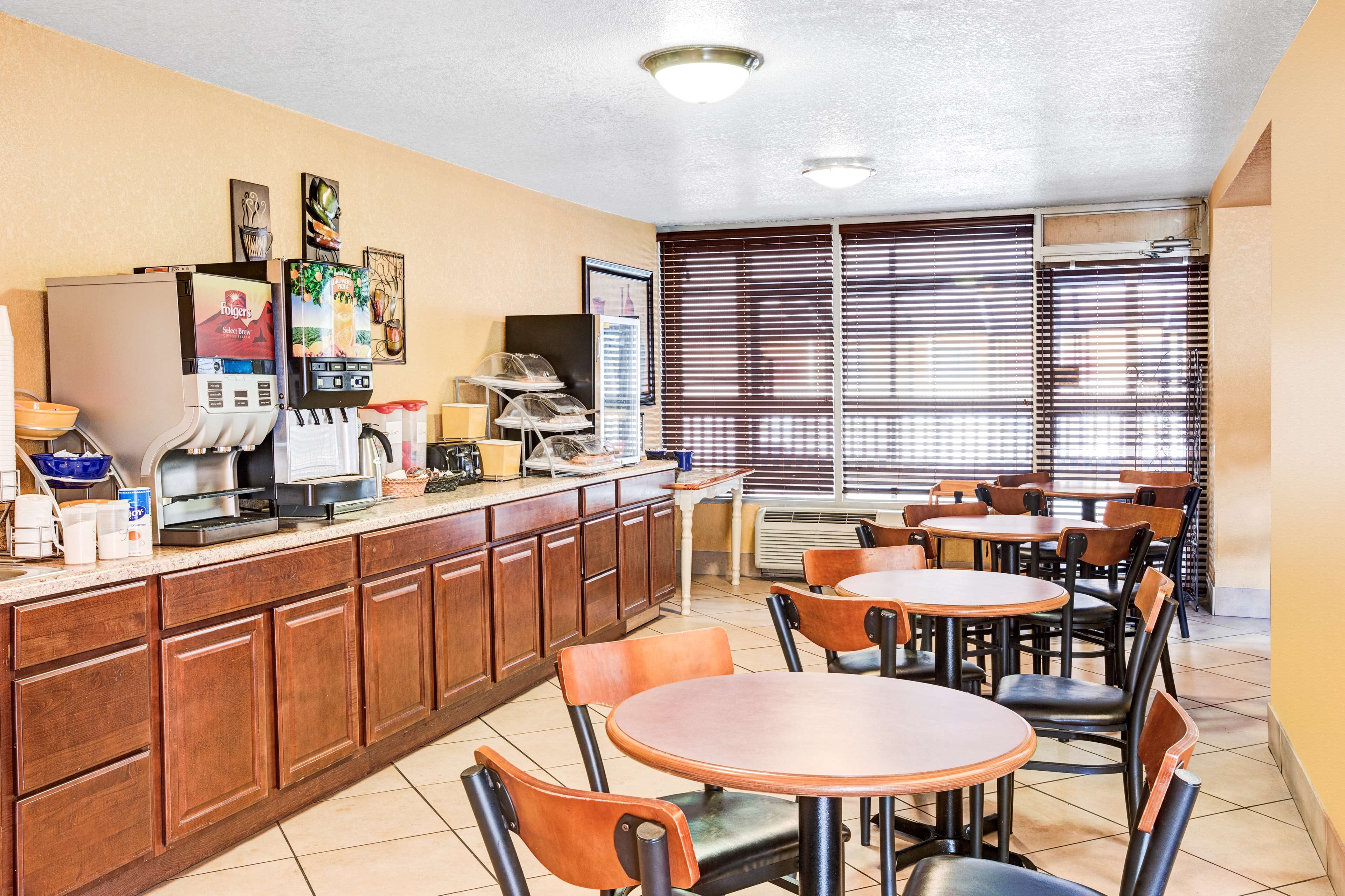Days Inn & Suites by Wyndham Downtown Gatlinburg Parkway