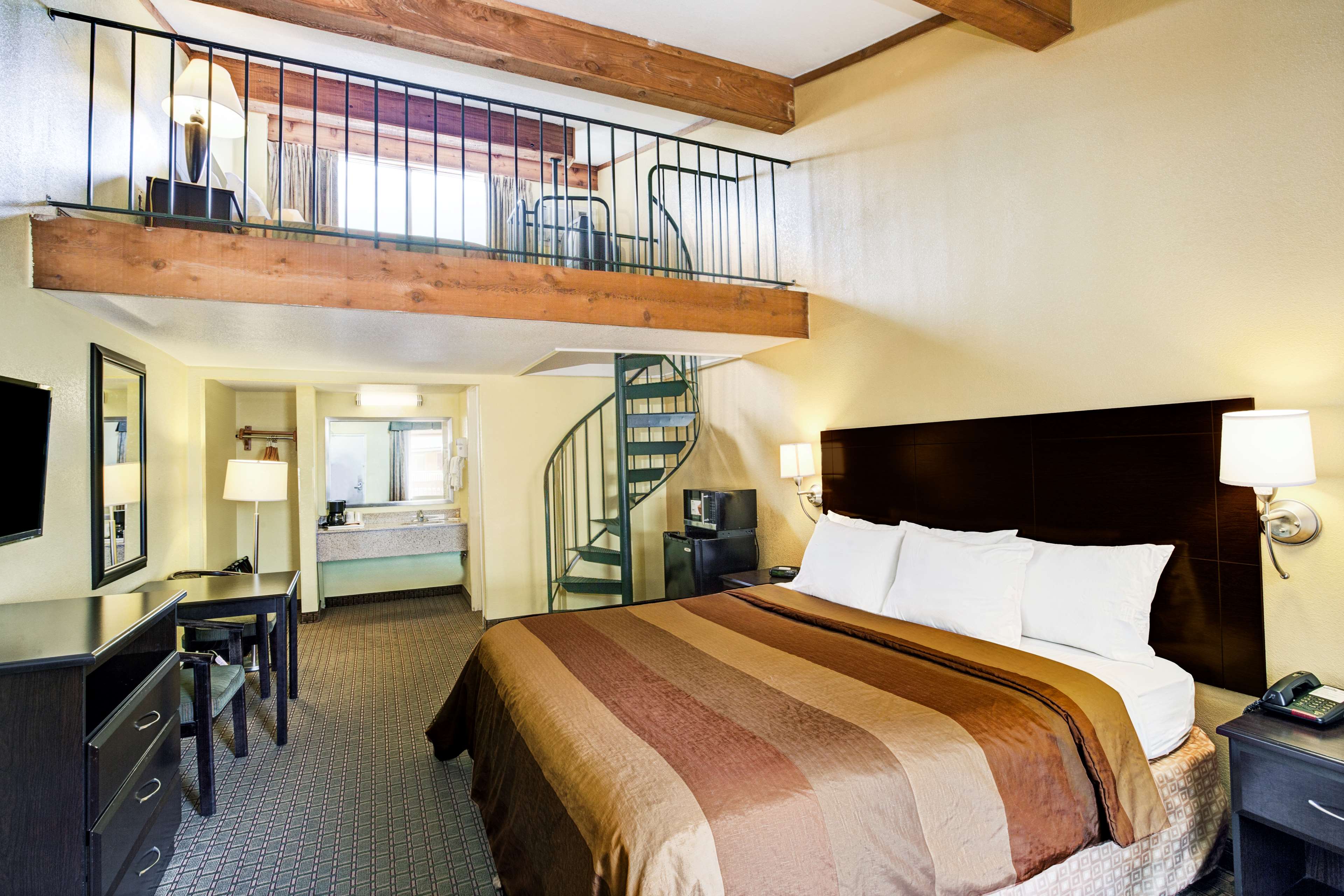 Days Inn & Suites by Wyndham Downtown Gatlinburg Parkway