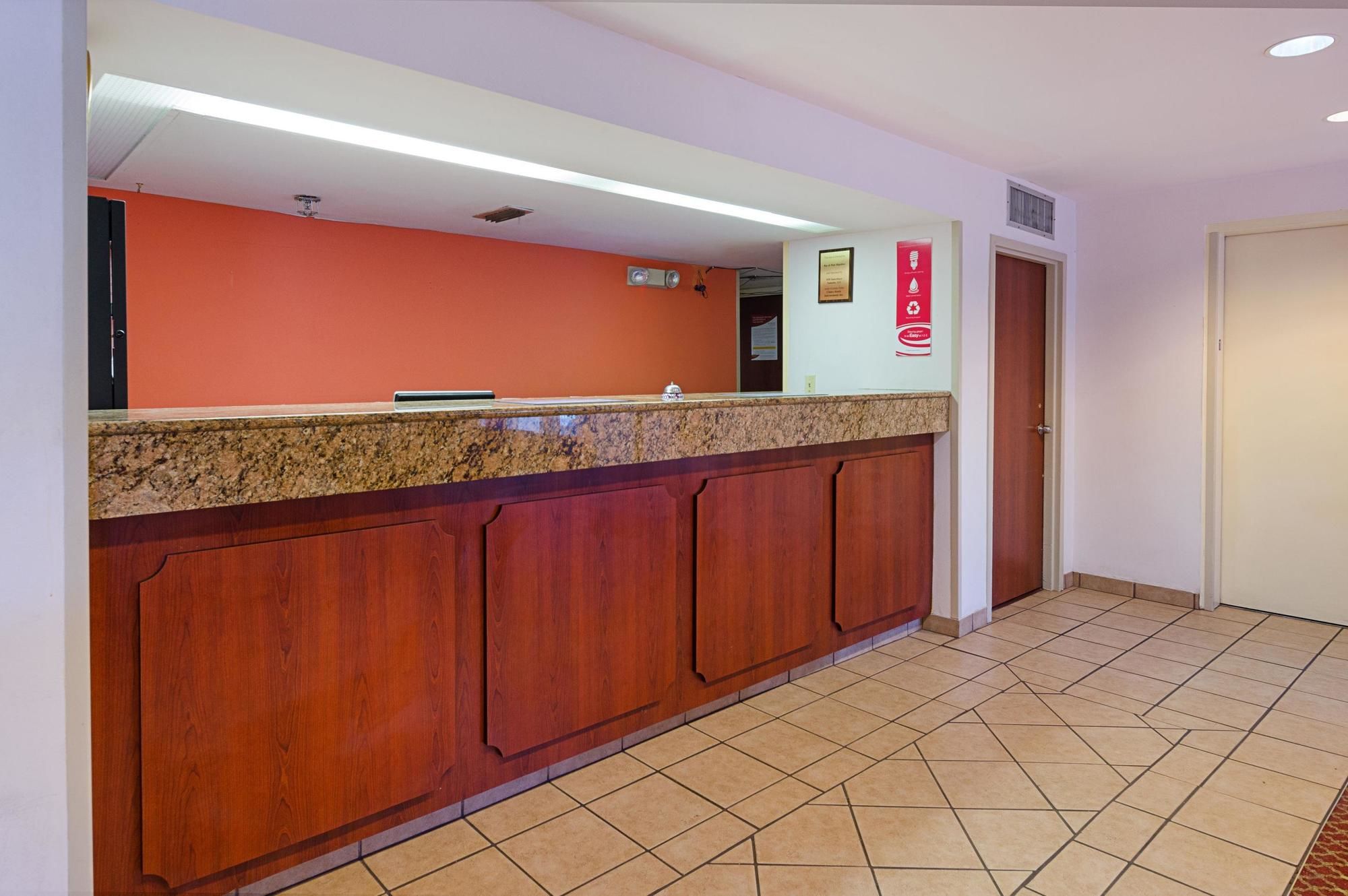 Econo Lodge Inn & Suites