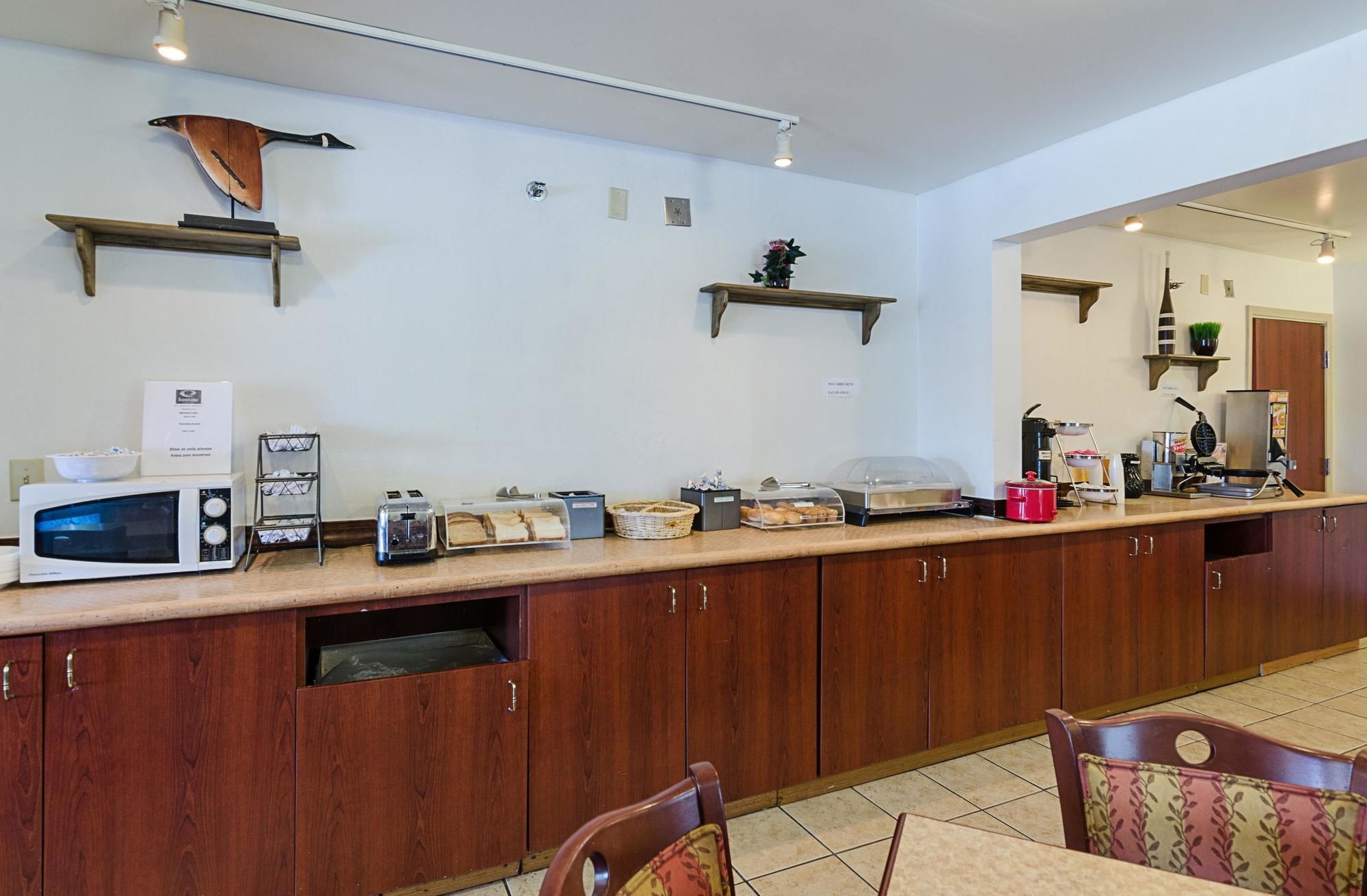 Econo Lodge Inn & Suites