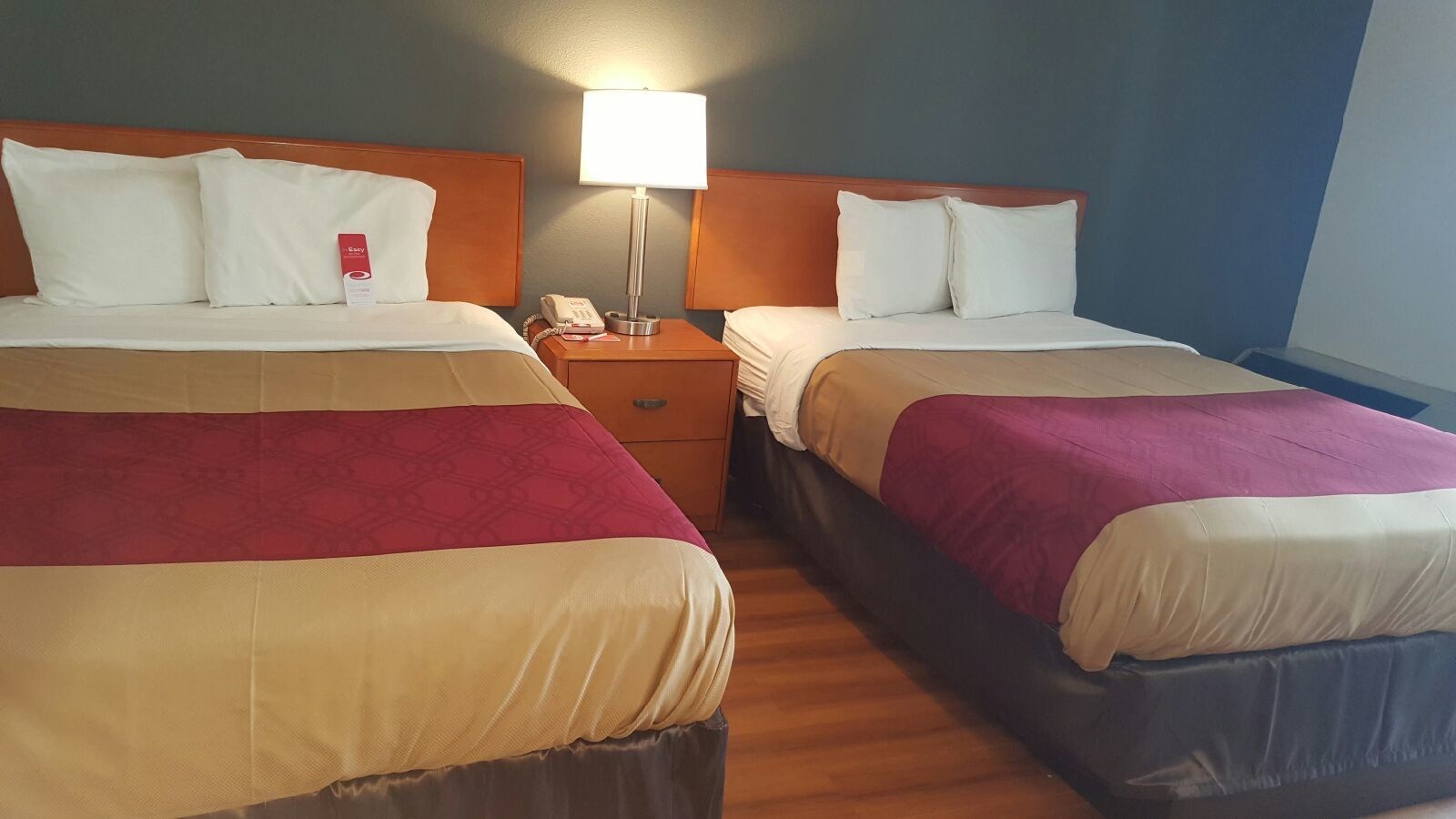 Econo Lodge Inn & Suites