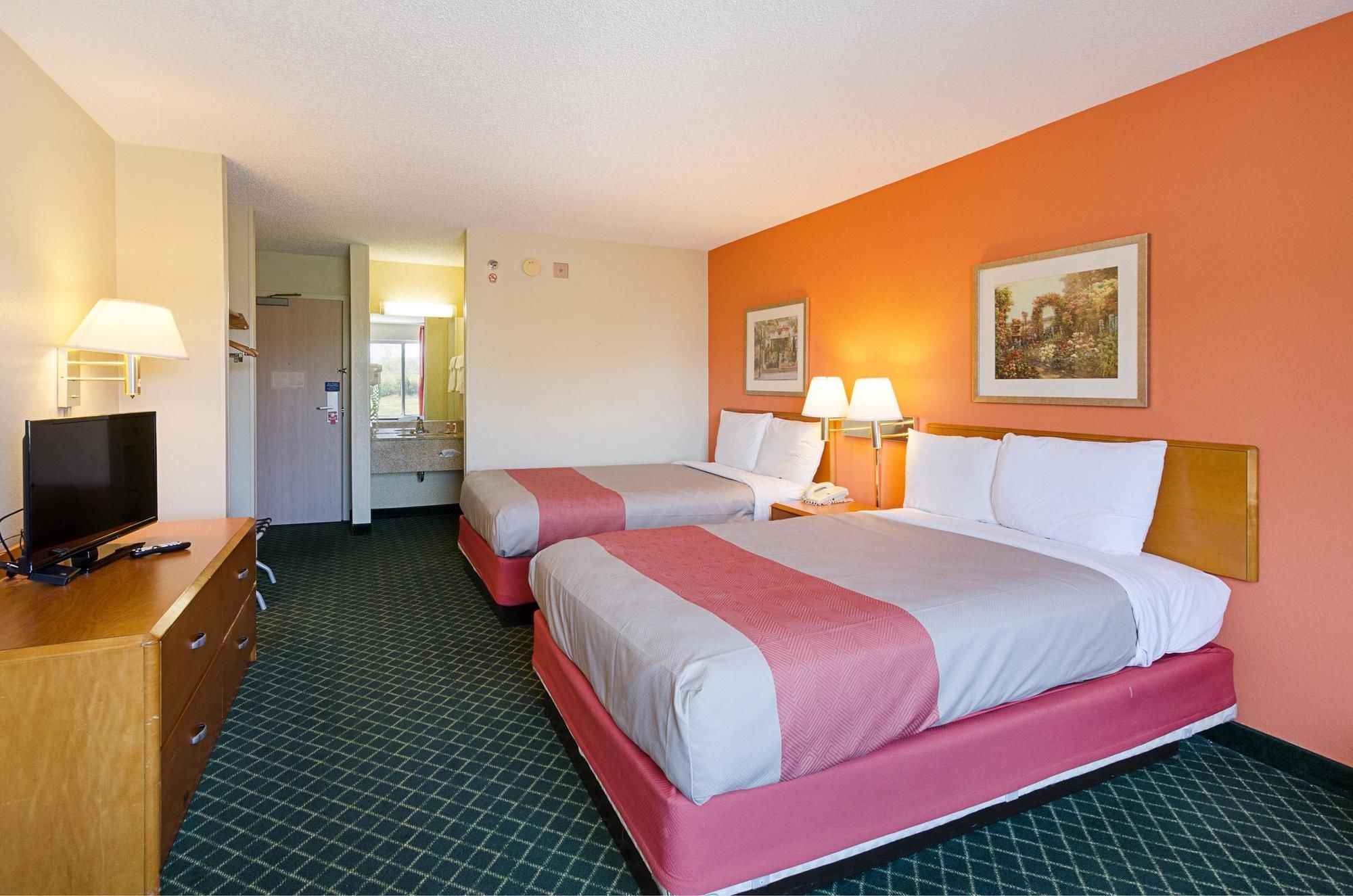 Econo Lodge Inn & Suites