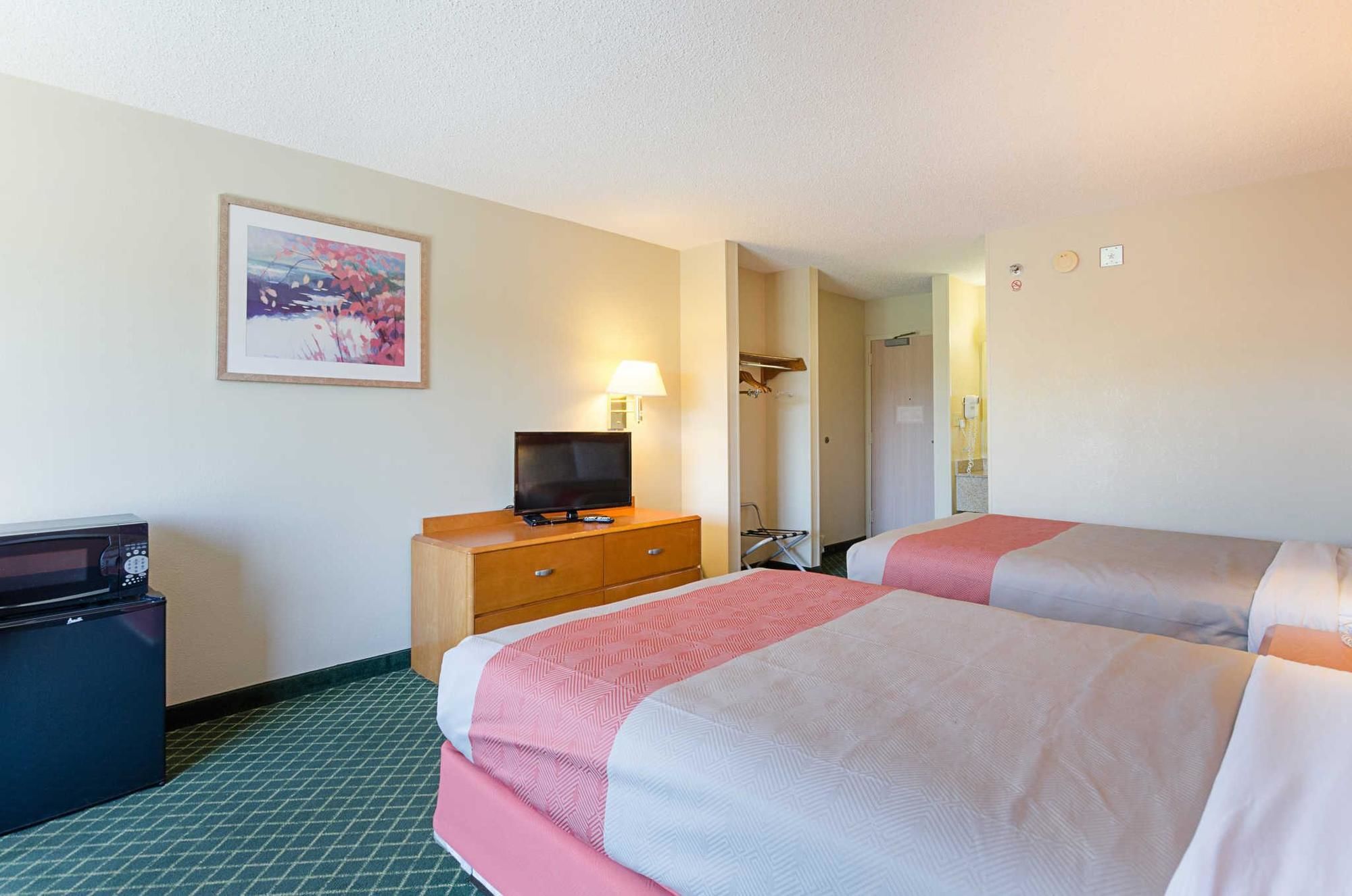 Econo Lodge Inn & Suites