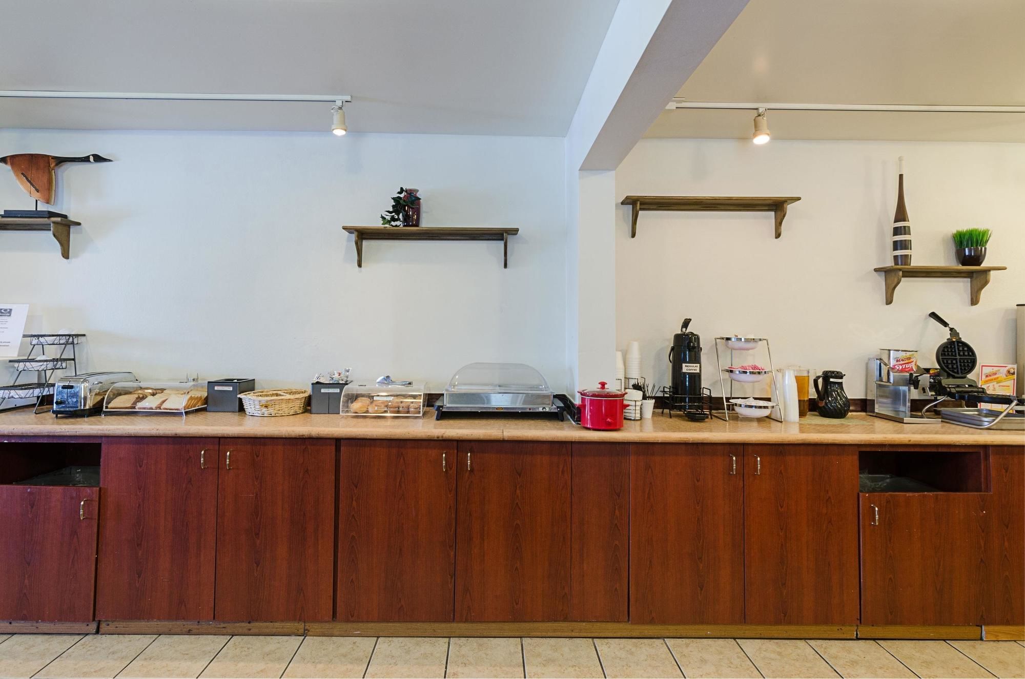 Econo Lodge Inn & Suites