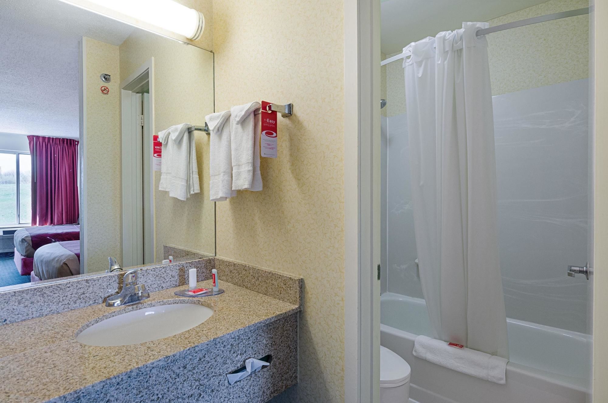 Econo Lodge Inn & Suites