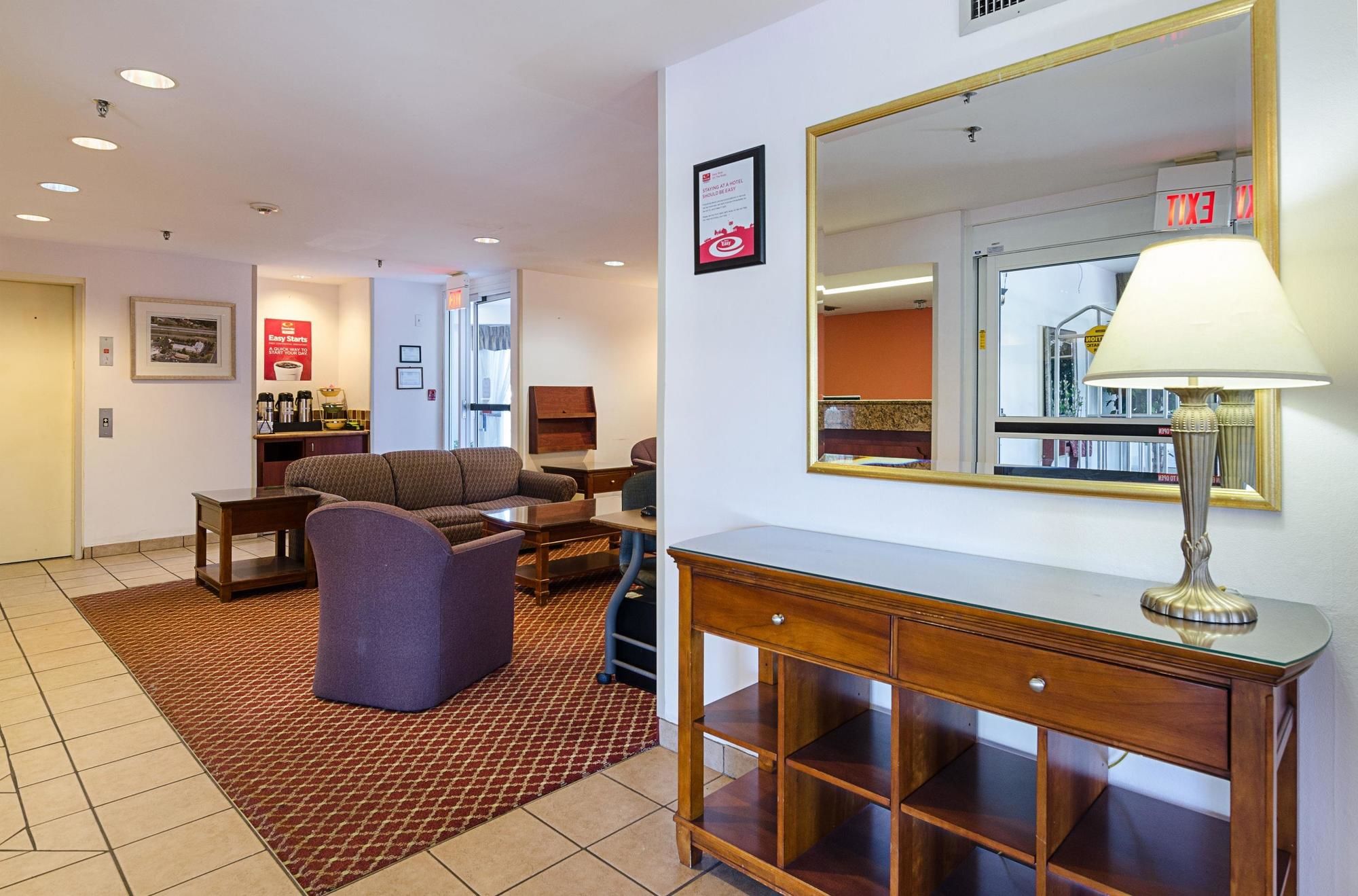 Econo Lodge Inn & Suites