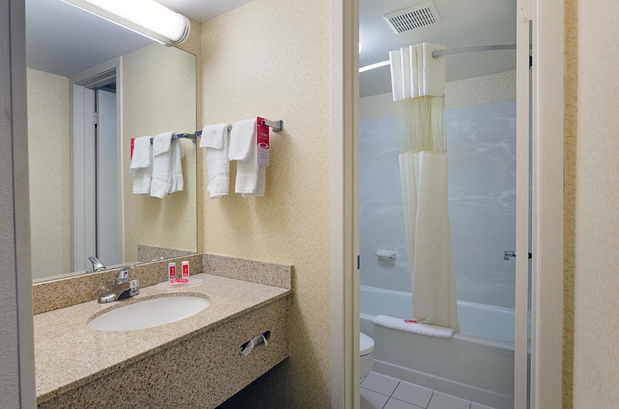 Econo Lodge Inn & Suites